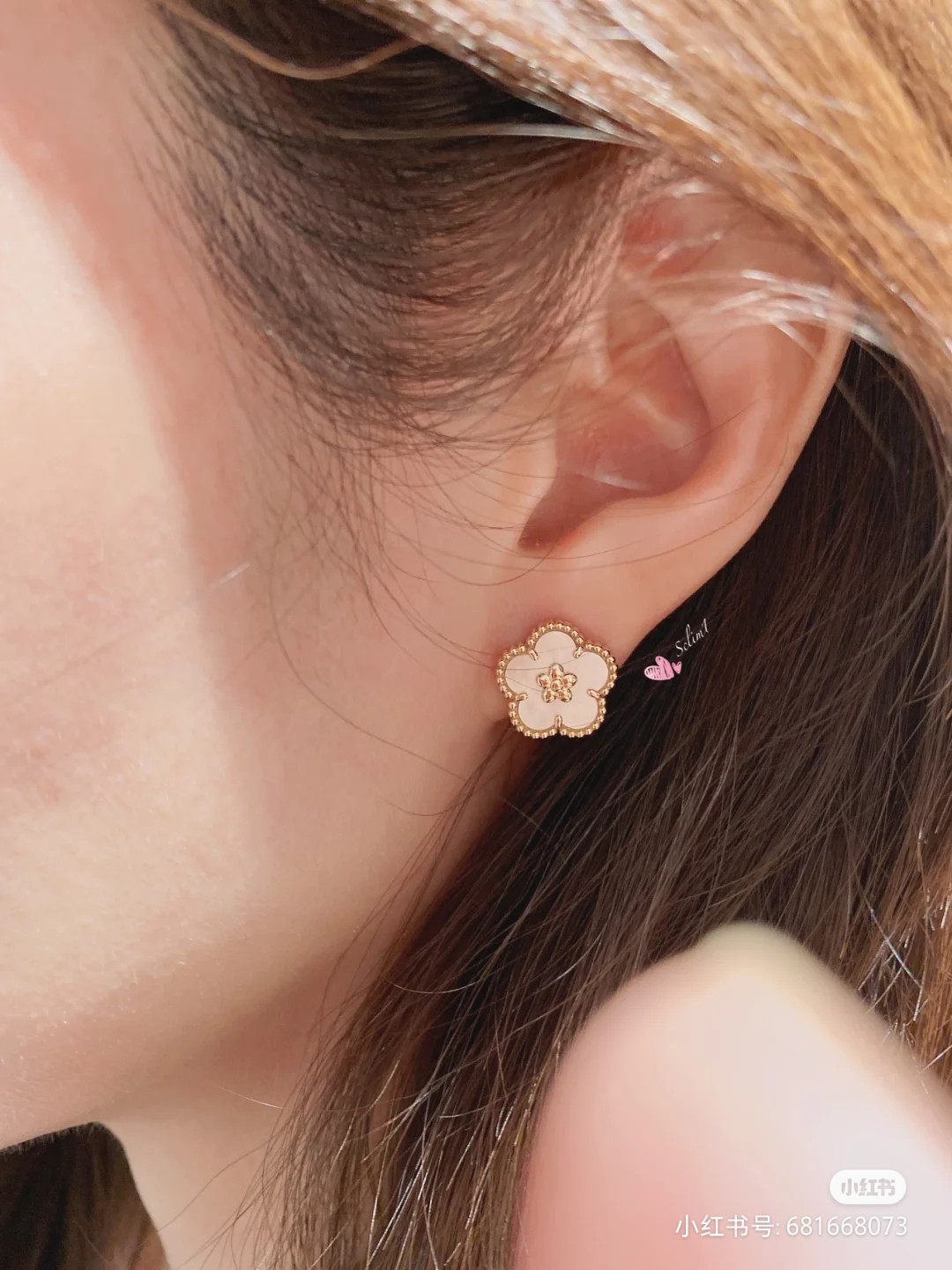 NO:661194,Version matching level [produced by vco] Plum Blossom Earrings Z, look for the only one that really buys jewelry developed by ZP, Van Cleef & Arpels earrings can be customized in 18K real gold and real diamond version, please inquire FuLucky for large quantities  The Spring series uses ladybug and flower themed patterns to pay tribute to Van Cleef & Arpels' cherished theme - spring when all things revive. This series of works is made of rose gold, carnelian and onyx, making the charming nature of the family more colorful., Vac earrings, van cleef, earrings19860909对版级别【vco出品】 梅花耳环 Z ,认准唯一一家真正购入珠宝类ZP开发的,梵克雅宝耳钉可订做18K真金真钻版,量大价询客FuLucky Spring系列以瓢虫和花卉主题图案,致敬梵克雅宝所珍视的主题——万物复苏的春季.此系列作品采用玫瑰金、红玉髓和缟玛瑙打造,令世家世的迷人自然更加丰富多彩.,Vac耳钉,van cleef,earrings,Jewelry