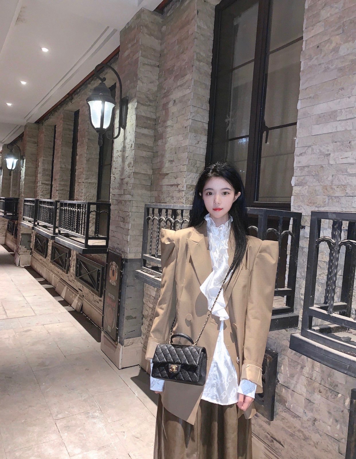 香奈儿2021新款迷你CF手柄包💰220 经典之最.四季必备的原单系列“女神包”名媛超爱时尚宠儿.拥有超久历史.女人们的挚爱法宝.简约优雅凸显气质.不论单肩手提斜挎都展示其特立独行的一面.复古双c logo标志性菱格纹.利落线条.实用颜值兼备.经典CF绝对让您对小香的爱再次加深.好货要留. 规格:20*10*7cm
