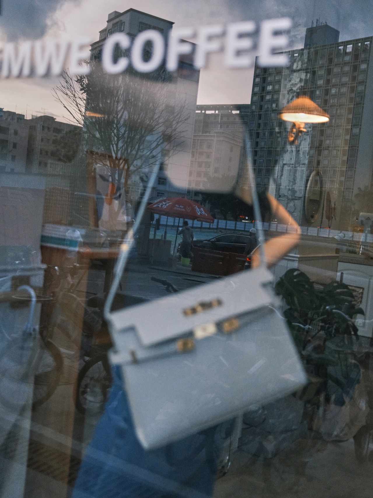 Ysl 𝑴𝒂𝒏𝒉𝒂𝒕𝒕𝒂𝒏 29CM曼哈顿法棍包 579271白色牙签纹金扣