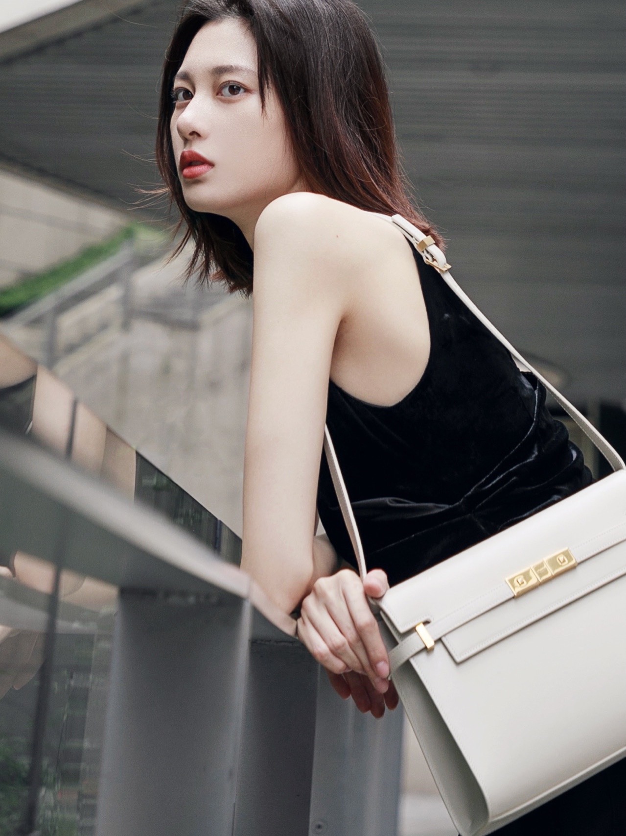 Ysl 𝑴𝒂𝒏𝒉𝒂𝒕𝒕𝒂𝒏 29CM曼哈顿法棍包 579271白色牙签纹金扣