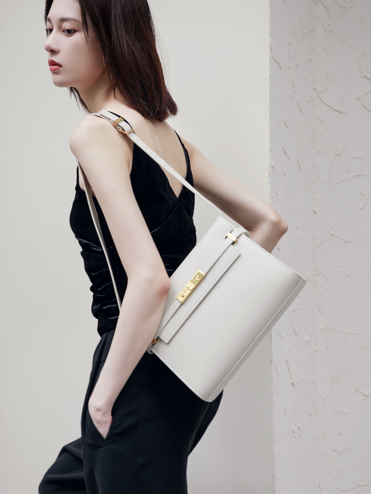 Ysl 𝑴𝒂𝒏𝒉𝒂𝒕𝒕𝒂𝒏 29CM曼哈顿法棍包 579271白色牙签纹金扣