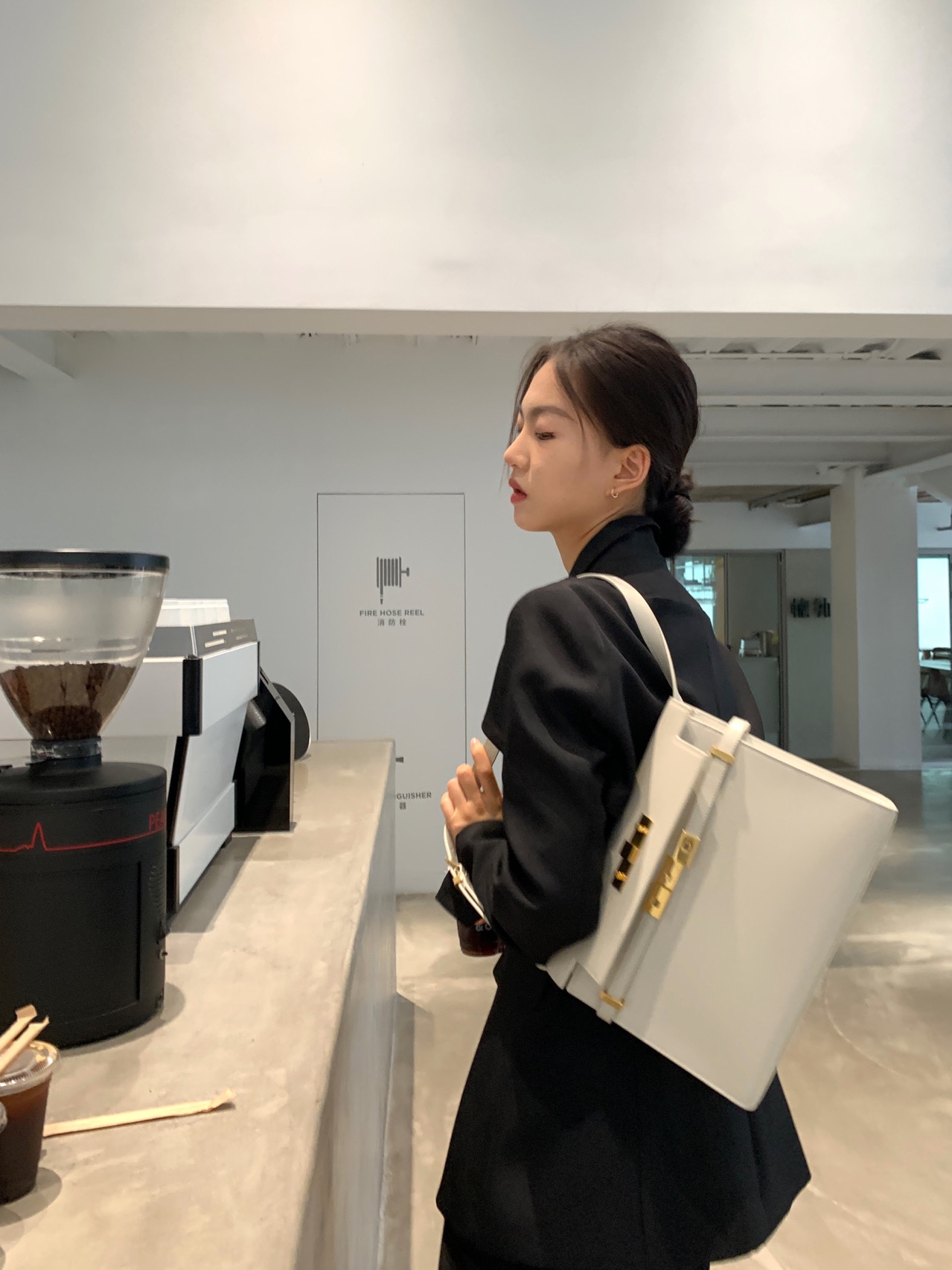 Ysl 𝑴𝒂𝒏𝒉𝒂𝒕𝒕𝒂𝒏 29CM曼哈顿法棍包 579271白色牙签纹金扣