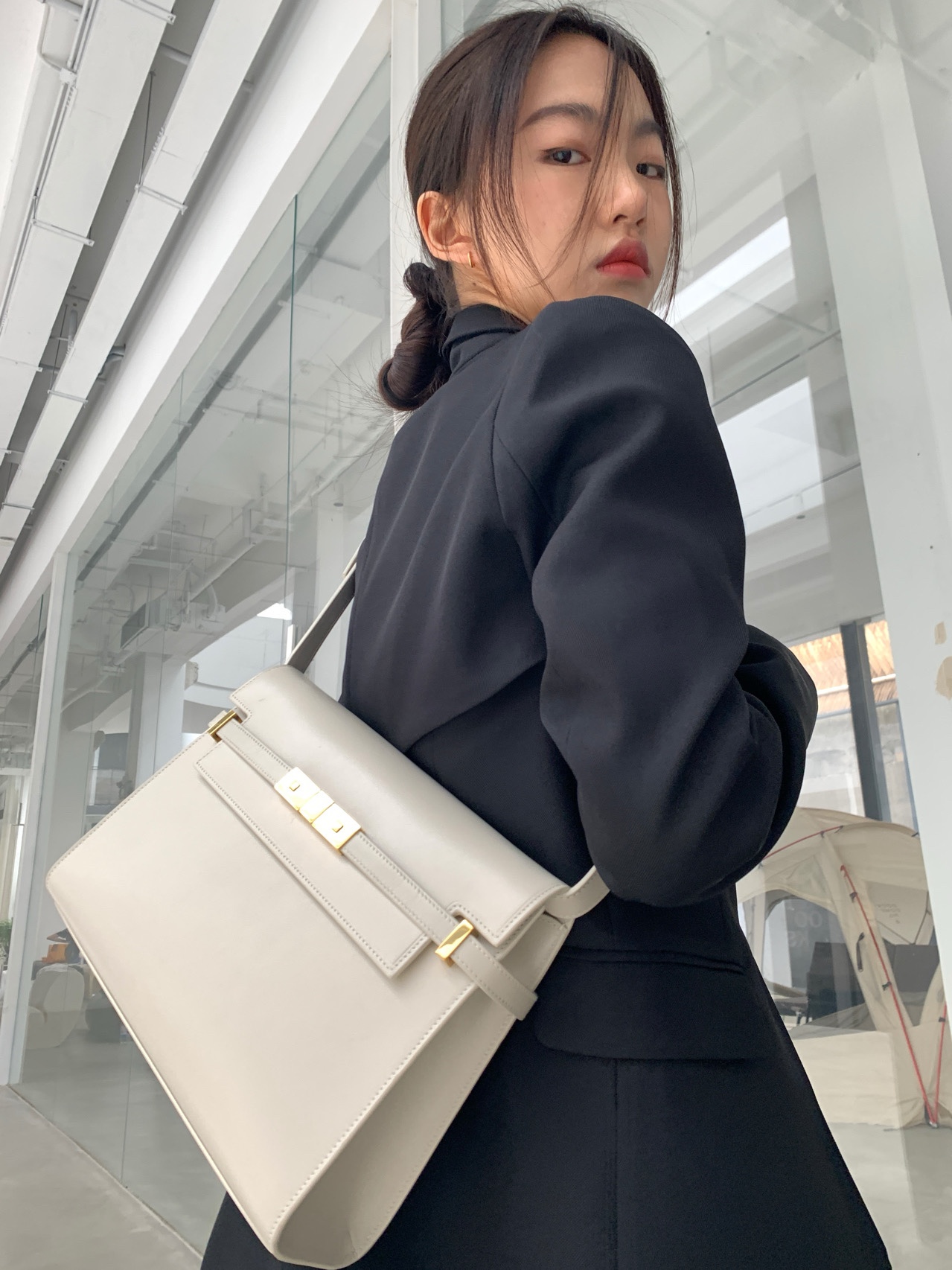 Ysl 𝑴𝒂𝒏𝒉𝒂𝒕𝒕𝒂𝒏 29CM曼哈顿法棍包 579271白色牙签纹金扣