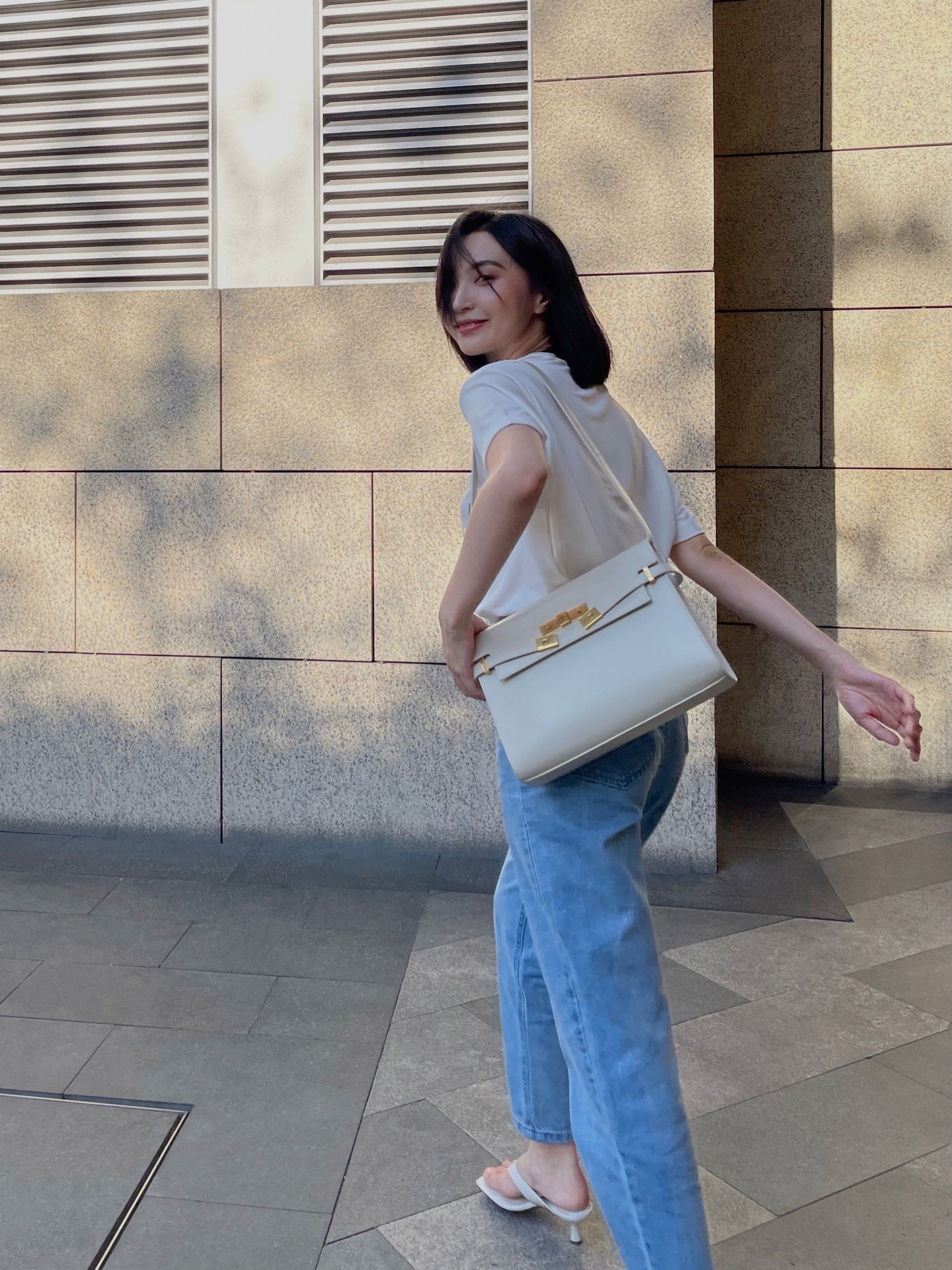 Ysl 𝑴𝒂𝒏𝒉𝒂𝒕𝒕𝒂𝒏 29CM曼哈顿法棍包 579271白色牙签纹金扣