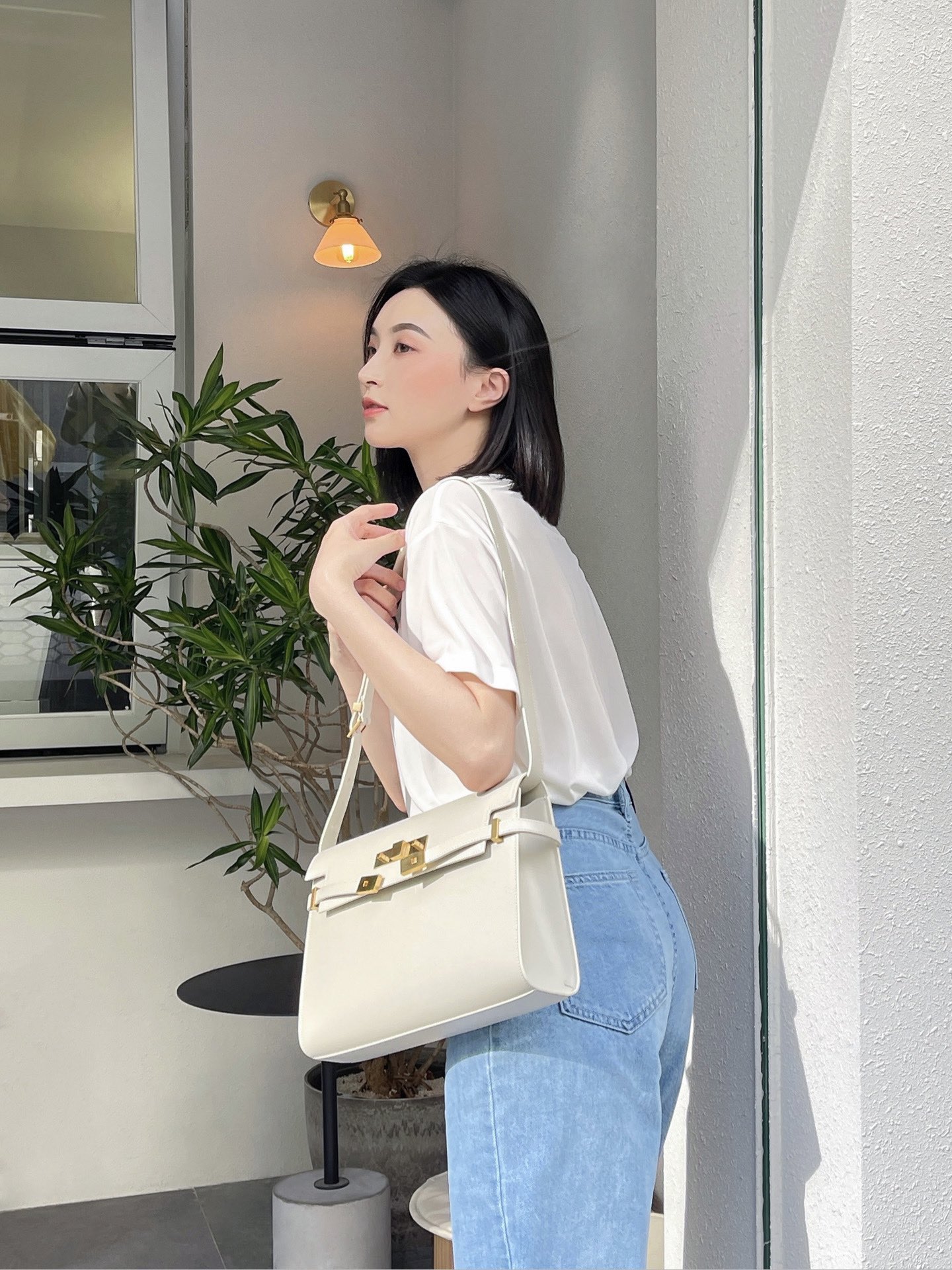 Ysl 𝑴𝒂𝒏𝒉𝒂𝒕𝒕𝒂𝒏 29CM曼哈顿法棍包 579271白色牙签纹金扣