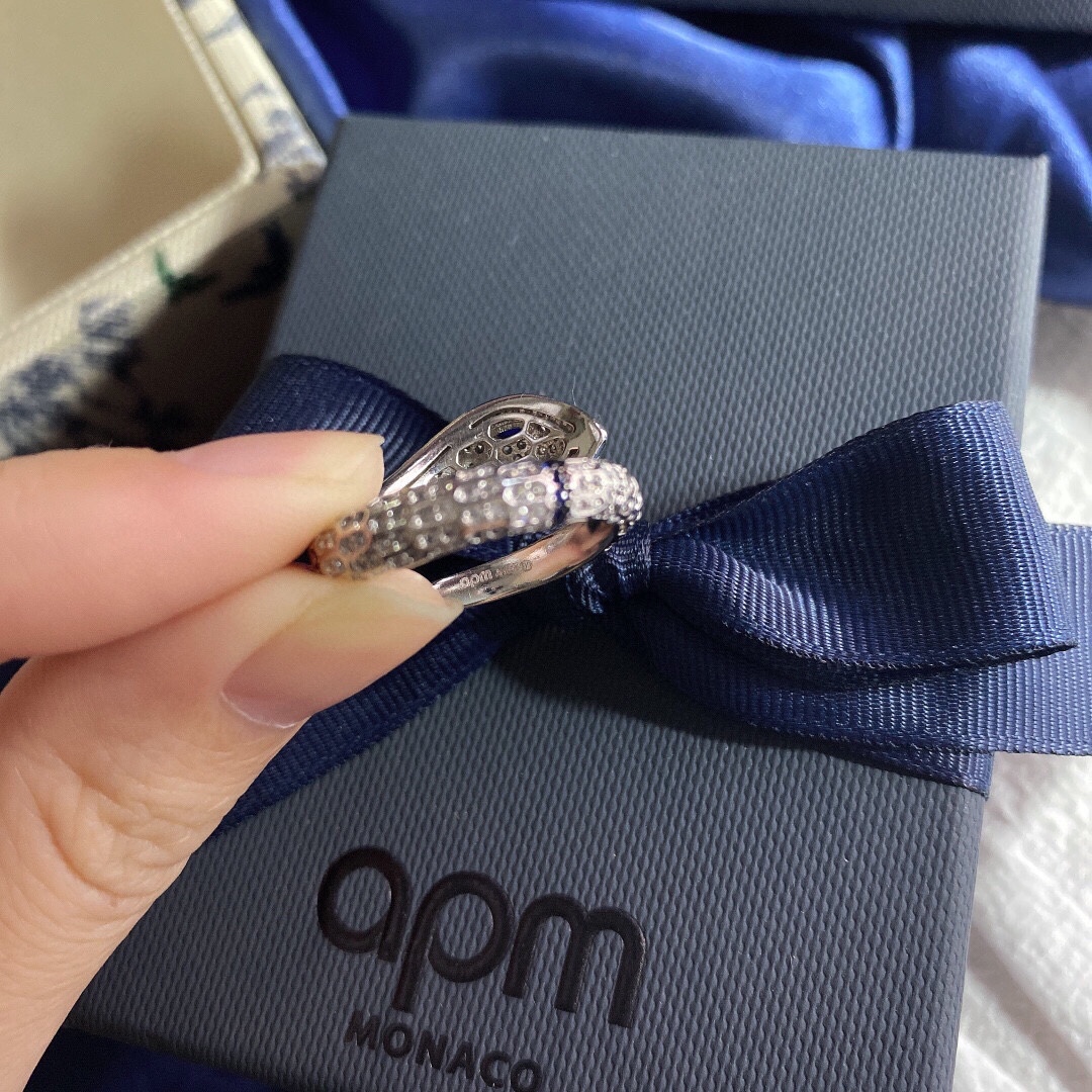  APm monaco 异域单圈蓝眼蛇戒指！当季最新系列冷色调的配色让它们看起来摩登炫酷，时尚的一点小心