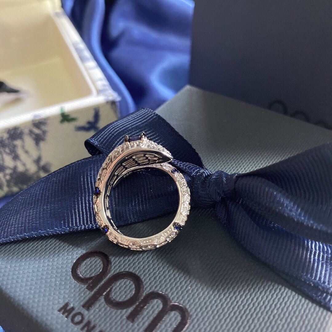  APm monaco 异域单圈蓝眼蛇戒指！当季最新系列冷色调的配色让它们看起来摩登炫酷，时尚的一点小心