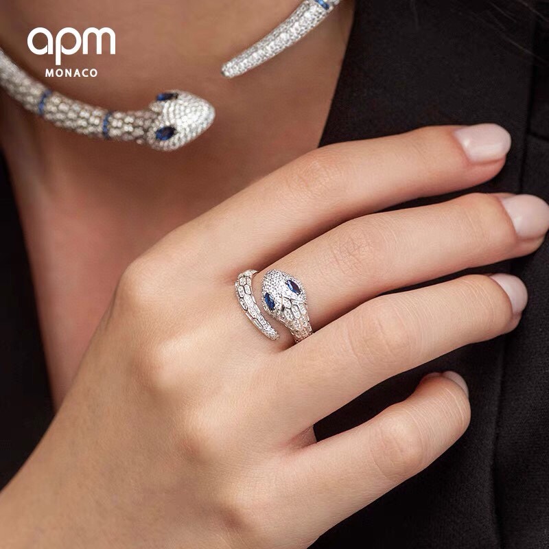  APm monaco 异域单圈蓝眼蛇戒指！当季最新系列冷色调的配色让它们看起来摩登炫酷，时尚的一点小心