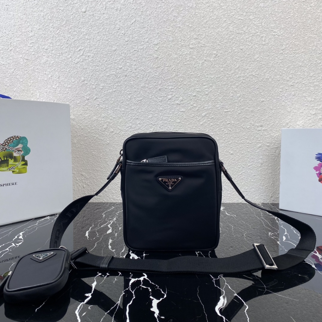 NO:184107,Genuine grade [Top original list] New three-in-one 2VH112 arrival new three-in-one combination slant bag with representative nylon triangle mark elements. Simple latest triangle mark decoration, and no compression space. There are many grid layers and small hanging bags on shoulder straps. You can also hang it on the trousers as an ornament echoes the overall low-key luxury and versatile. The commuter bag type can be casual, cool, and it is practical and fashionable. The baby who likes it quickly buys it. The permanent outdated three-in-one size is 20*height 16*width 5cm, PRADA, prada19860909正品级 【顶级原单】新款三合一2VH112到货新款三合一组合斜跨包极具代表性的尼龙三角标元素 简单的最新三角标装饰,而且不压缩空间 ,格层多多同时肩带还挂着小挂饰小包,也可以把它挂在裤头当饰品呼应整体低调奢华又百搭,通勤包型可休闲可酷背起来又实用又时尚,超级有品味喜欢的宝宝赶紧入手哦,永久不过时的三合一尺寸 长20*高16*宽5cm,PRADA,prada,Bag