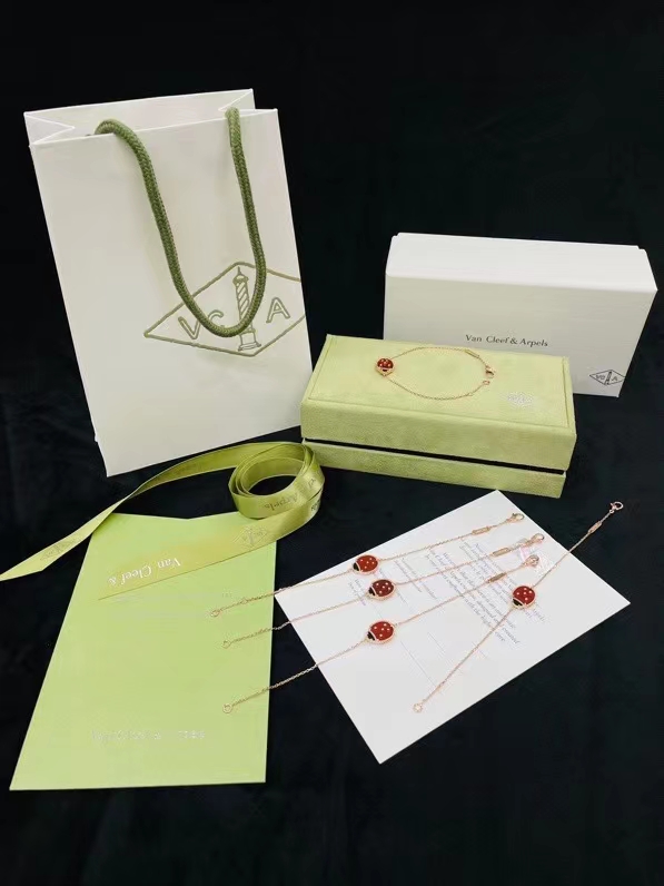 NO:580804,Van Cleef & Arpels' newly launched VCA Lucky bracelet is also so beautiful. Spring has arrived and everything revives [rose]. Cute little ladybugs are dotted between the wrists [color], Vca bracelet, van cleef, bracelet19860909梵克雅宝新上市的VCA Lucky手链也太好看了 春天到来 万物复苏[玫瑰] 可爱的小瓢虫点缀在手腕间[色],Vca手链,van cleef,bracelet,Jewelry