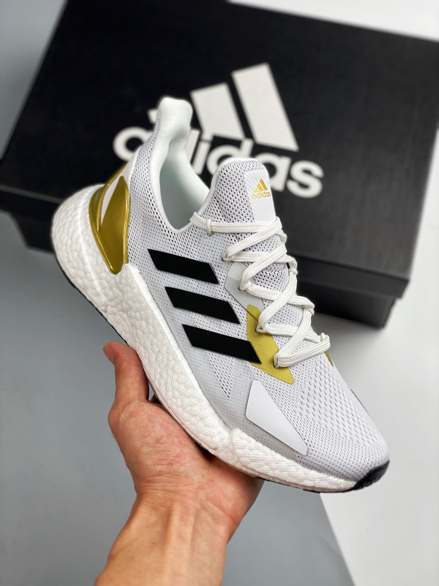 AD Boost X9000L4 Diseño general con gran sensación de velocidad Lanzamiento real fotografiado La parte superior está he…