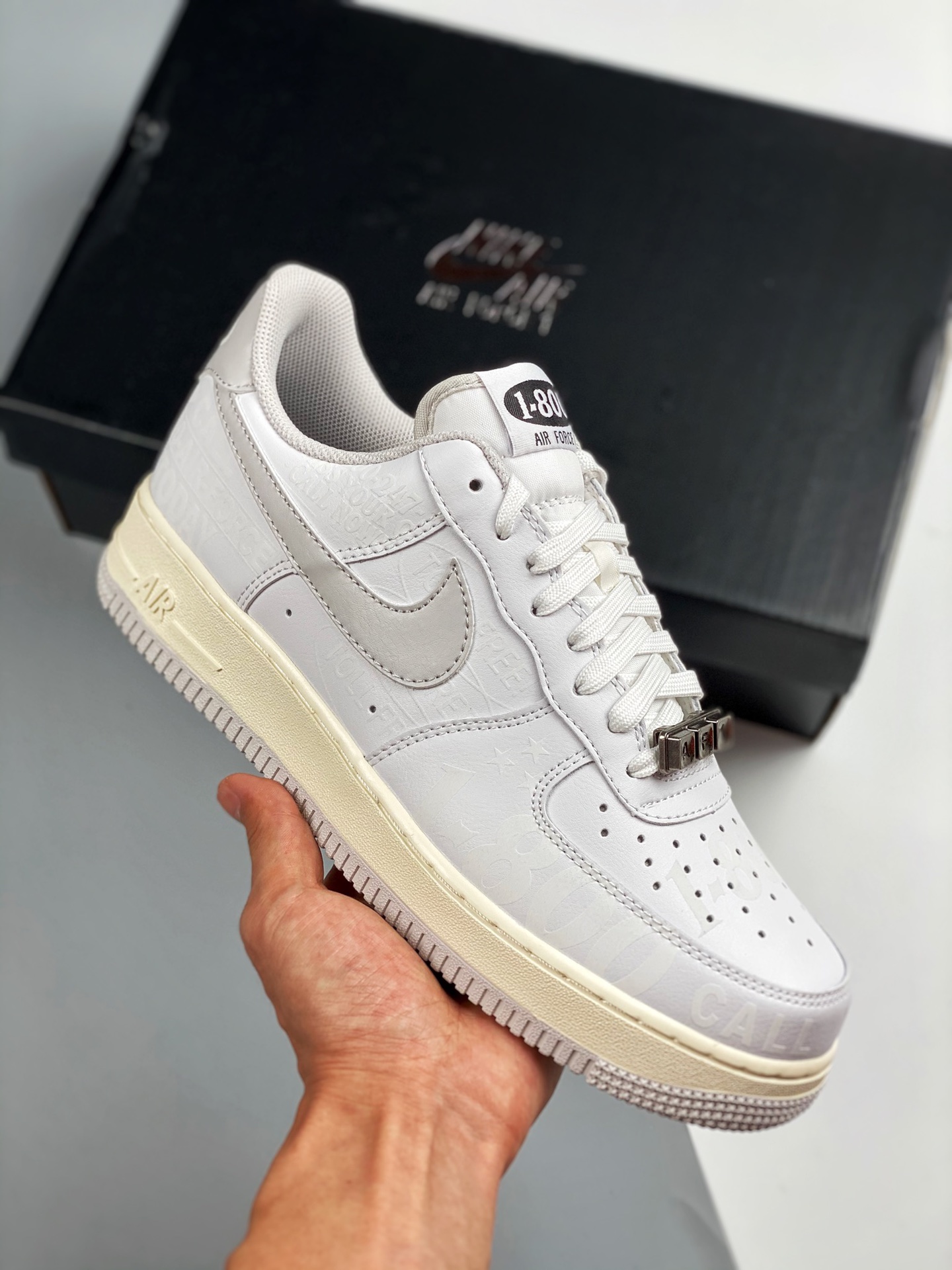 Air Force 1‘07“Toll Free”白灰3M反光 原楦头原纸板 纯正空军版型 专注外贸渠道 全掌内置蜂窝气垫 #原盒配件 原厂中底钢印、拉帮完美 货号：CJ1631 100 SIZE：35.5 36 36.5 37.5 38…