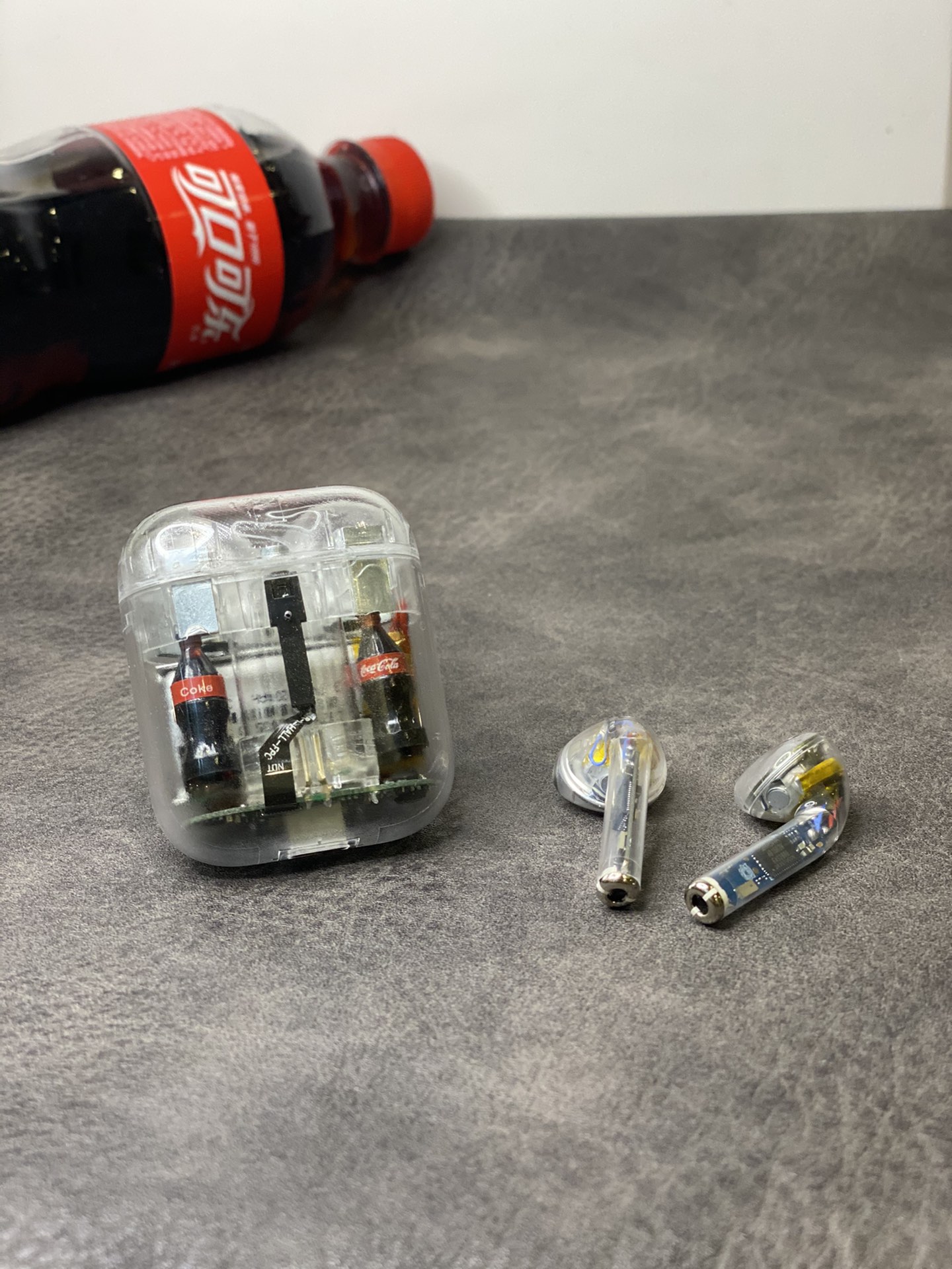 本地批💰160 利润自己加 苹果AirPods二代 ln可乐探索版 原代工厂外壳材料 手感重量同步正品 顶级高通3026芯片 市面最好版本 专供冲正! 采用石墨钛1.7喇叭 主打HiFi完美音质 5.0蓝牙解码Aac协议 双耳通话模式! 随意设置改名定位 游戏视频不延迟! 高速弹窗连接 无需手动设置! 耳机充满可使用3-4小时,电池盒待机72小时! 赠送专用无线充电盘 保护壳 毒版纸箱 专柜小票 毒证书等全套配件!