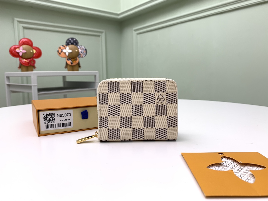 NO:672617,[Top original order] N63069 white grid zipper coin purse provides the most ideal choice for urbanites. The bag is compact and can be used to hold change, credit cards and folded banknotes. Even if the pockets on your body are small, you can easily put it in. Size: 11x8, packaging: with packaging box, LV wallet, louis vuitton, wallets19860909【顶级原单】N63069白格这款拉链零钱包为都市人提供了最理想的选择.包身精巧紧凑,可以用来装零钱、信用卡和折叠起来的纸币.即使身上的口袋小,也可轻松地将它放入.尺寸:11x8,包装:配包装盒,,LV钱包,louis vuitton,wallets,欧美剧