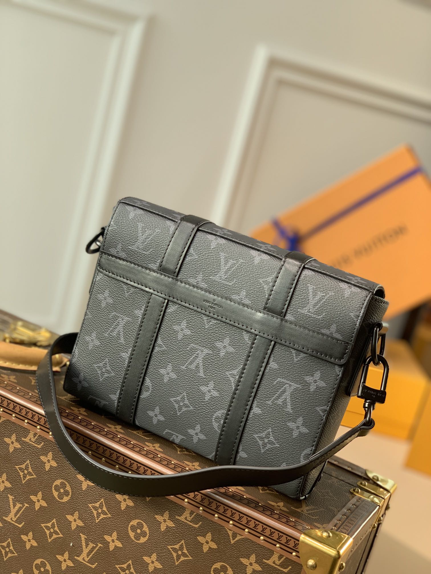 Shop Louis Vuitton Trunk messenger (M45727) by Bellaris