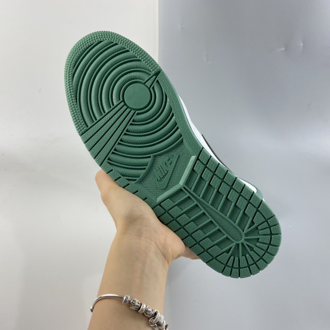 P240 Air Jordan 1 Mid AJ1 乔1 中帮百搭休闲运动板鞋 CZ0774-300