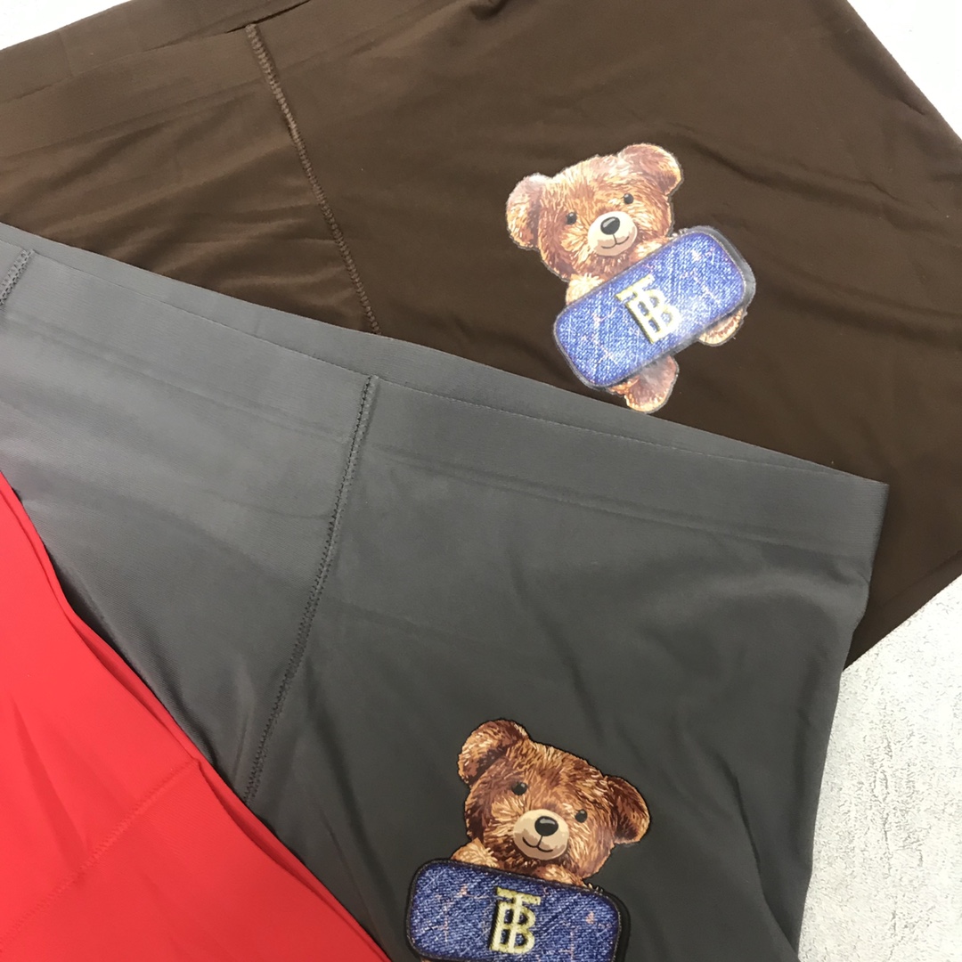  Burberry 巴宝莉 采用进口轻薄冰丝 轻薄透气丝滑 无痕裁剪 穿着无束缚感 触感柔软亲肤，细柔透