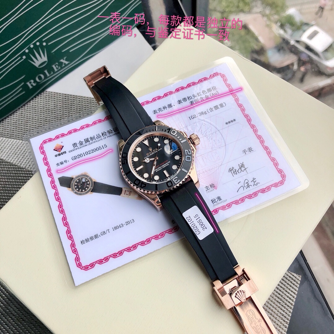 La serie Rolex Yacht-Master utiliza una caja de oro rosa de 18 quilates y un bisel de cerámica negra Cerachrom. La esfe…