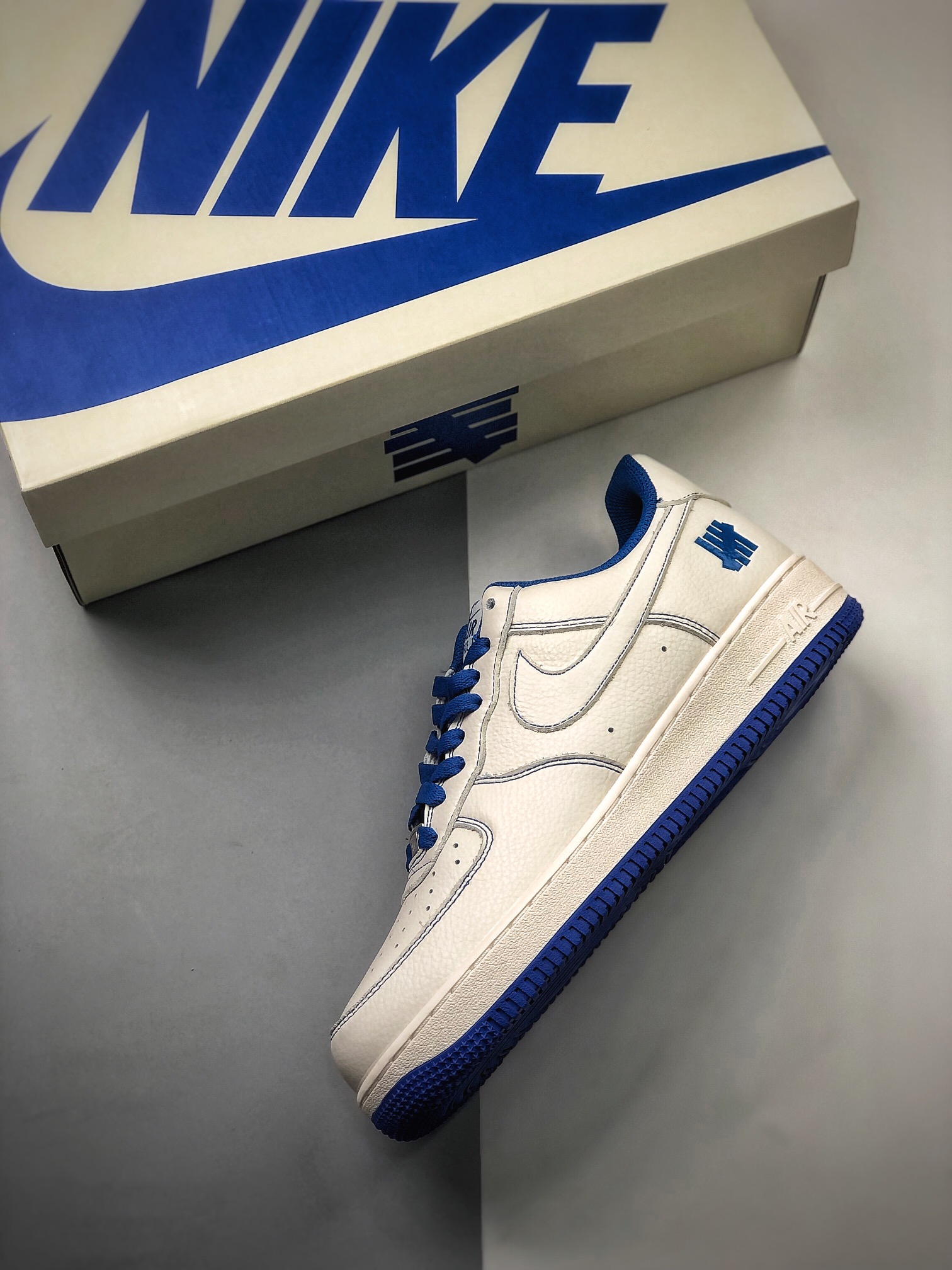 240 洛杉矶潮牌店限量发售  Undefeated x Nike Air Force 1 Low 米白宝蓝空军一号低帮休闲板鞋  UN1570-680