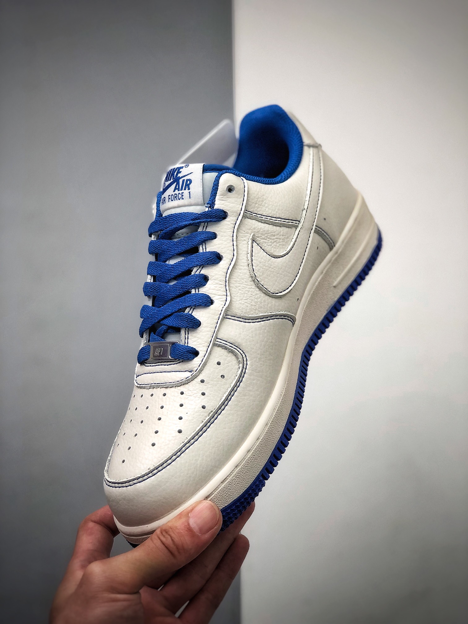 240 洛杉矶潮牌店限量发售  Undefeated x Nike Air Force 1 Low 米白宝蓝空军一号低帮休闲板鞋  UN1570-680