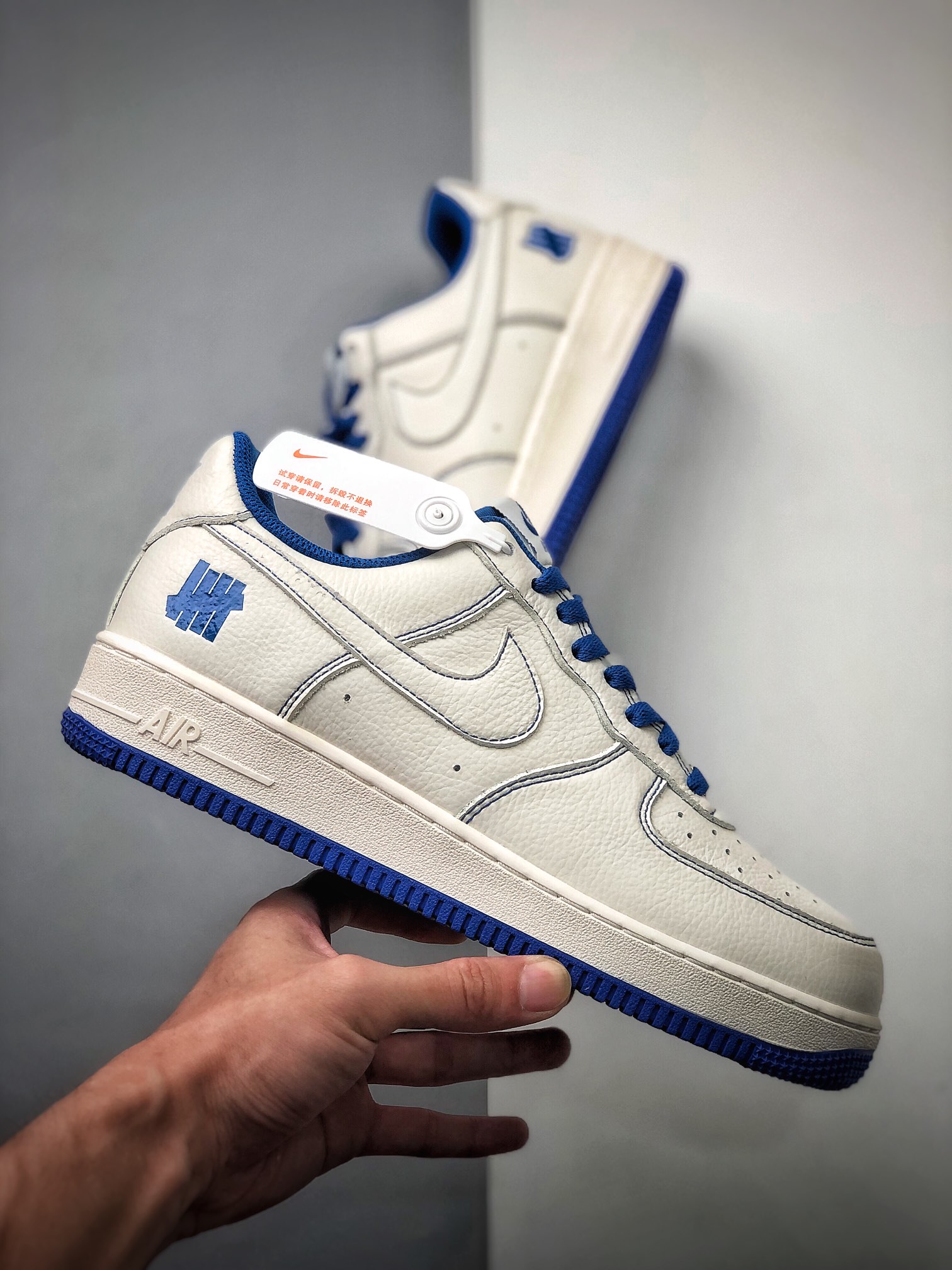 240 洛杉矶潮牌店限量发售  Undefeated x Nike Air Force 1 Low 米白宝蓝空军一号低帮休闲板鞋  UN1570-680