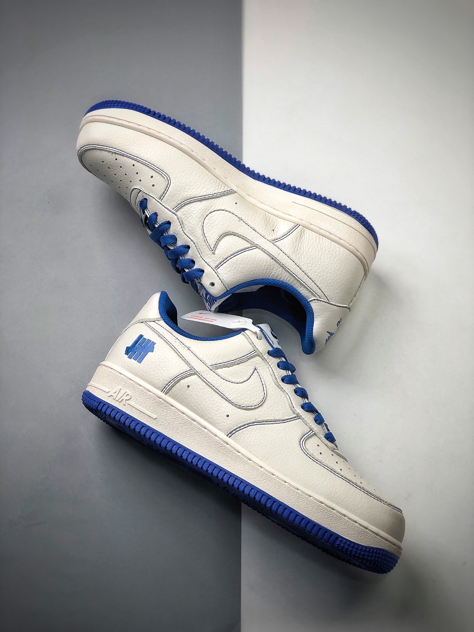 240 洛杉矶潮牌店限量发售  Undefeated x Nike Air Force 1 Low 米白宝蓝空军一号低帮休闲板鞋  UN1570-680