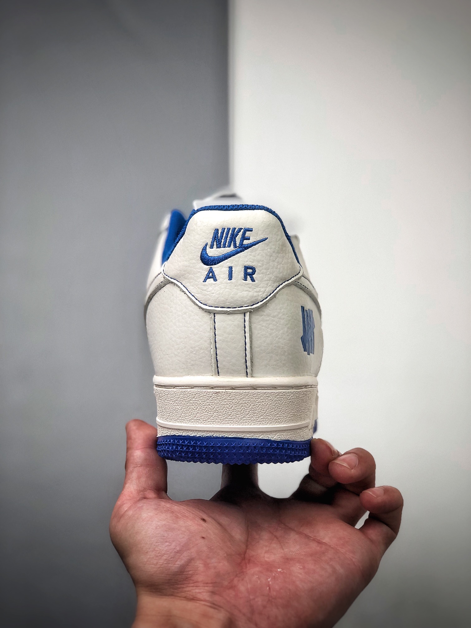 240 洛杉矶潮牌店限量发售  Undefeated x Nike Air Force 1 Low 米白宝蓝空军一号低帮休闲板鞋  UN1570-680