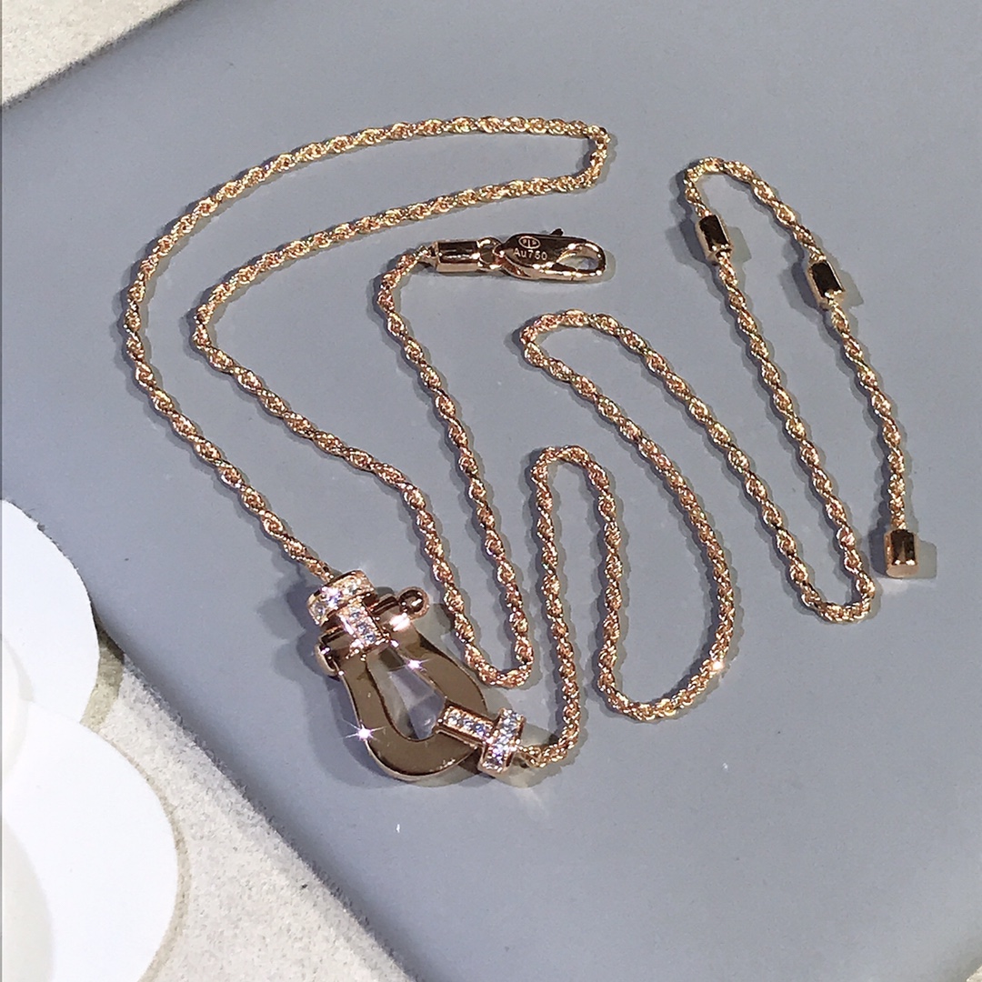 NO:714499,88250 real shot of Feiden necklace Force10 series. A heavy industry necklace. The chain is a specially customized tether chain. The tail of the chain is the key point. The adjustment position is hand-welded by a cylinder. The main part is also movable. The texture is very good. In stock, necklace, Cartier high-end jewelry.1986090988250实物拍摄 斐登 项链Force10系列 重工的一款项链,链子是特别定制的纽绳子链 链尾是重点,调节位是由圆柱手工焊接 主件也是活动的 质感很好 现货,,necklace,卡迪亚高端饰品,Jewelry