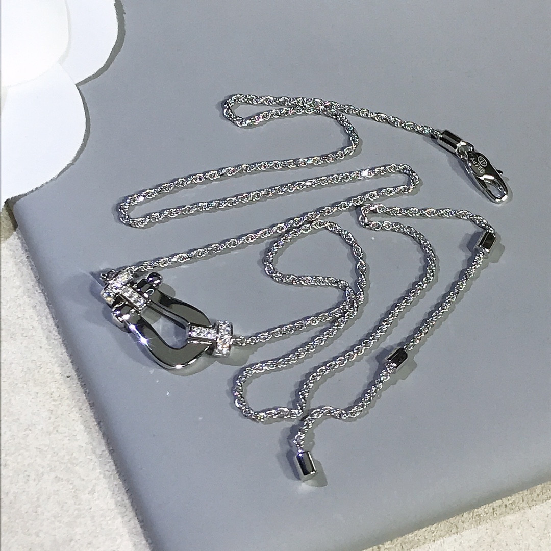 NO:634286,Actual photo of Feiden necklace Force10 series. A heavy industry necklace. The chain is a specially customized cord chain. The tail of the chain is the key point. The adjustment position is hand-welded by a cylinder. The main part is also movable. The texture is very good. 88260,,necklace,Cardia high-end jewelry19860909实物拍摄 斐登 项链Force10系列 重工的一款项链,链子是特别定制的纽绳子链 链尾是重点,调节位是由圆柱手工焊接 主件也是活动的 质感很好 88260,,necklace,卡迪亚高端饰品,Jewelry