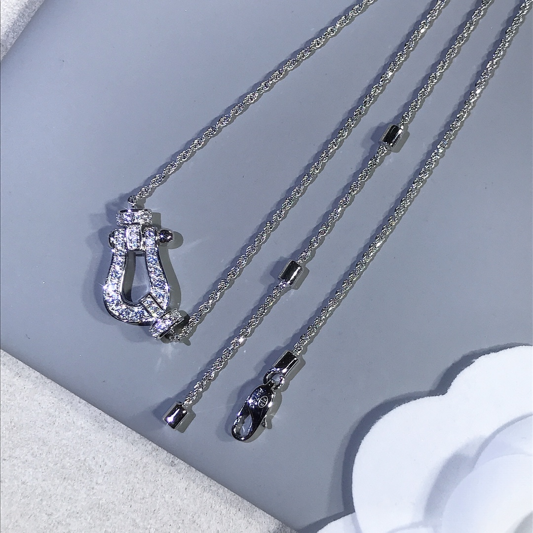 NO:634270,Actual photo of Feiden necklace Force10 series. A heavy industry necklace. The chain is a specially customized cord chain. The tail of the chain is the key point. The adjustment position is hand-welded by a cylinder. The main part is also movable. The texture is very good. 88260,,necklace,Cardia high-end jewelry19860909实物拍摄 斐登 项链Force10系列 重工的一款项链,链子是特别定制的纽绳子链 链尾是重点,调节位是由圆柱手工焊接 主件也是活动的 质感很好 88260,,necklace,卡迪亚高端饰品,Jewelry