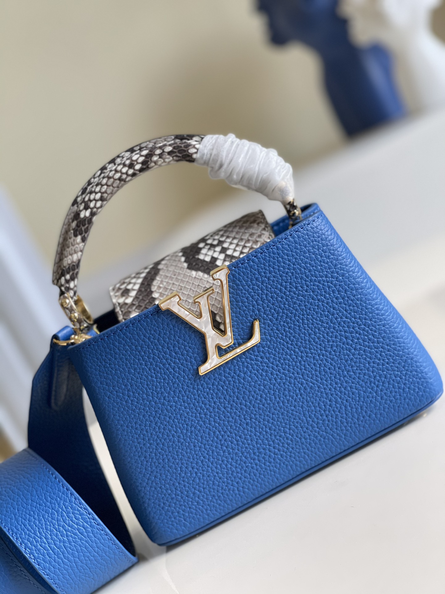 NO:396865,【Exclusive real photo N99676mini】m48865 Capucines mini handbag material Taurillon leather, with shells shaped iconic letters, paired with removable wide shoulder straps and python leather handles, showing its gorgeous temperament. Size 21.0 x 14.0 x 8.0 cm n.,LV【original leather】,louis vuitton,snakeskin19860909【独家实拍N99676mini】m48865本款 Capucines 迷你手袋取材 Taurillon 皮革,以贝壳塑造标志性字母,搭配可拆卸宽肩带和蟒蛇皮手柄,尽显华美气质.尺寸21.0 x 14.0 x 8.0 cm n.,LV【原厂皮】,louis vuitton,snakeskin,Bag