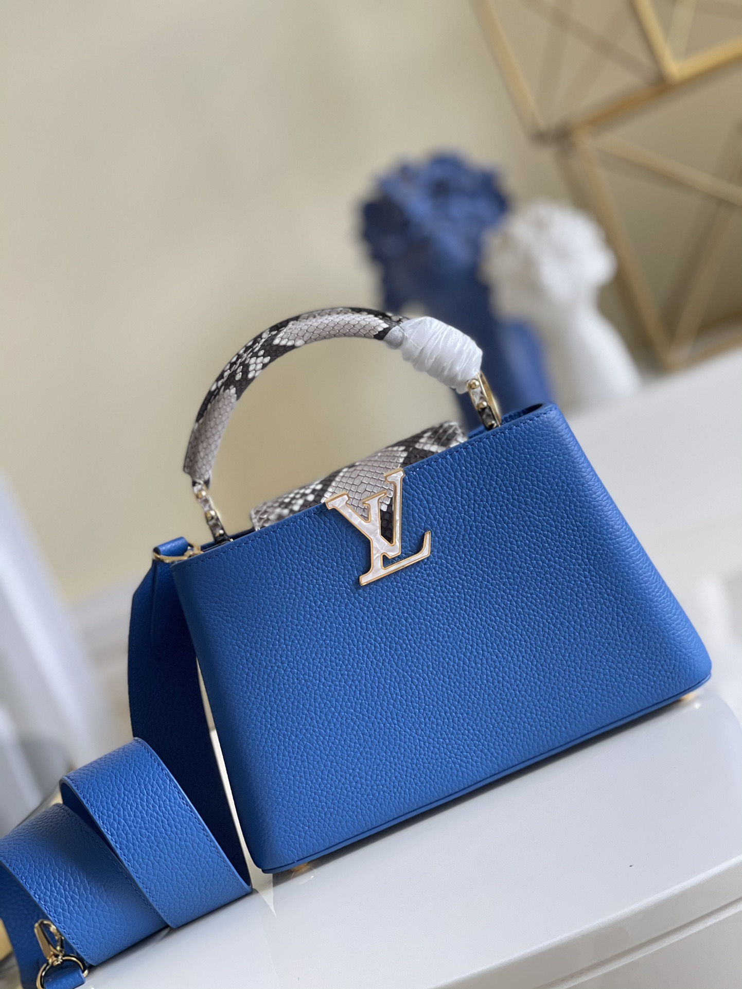 NO:396839,[Exclusive real photo of N99676 small] m48865 Capucines small handbag is made of Taurillon leather, with shells shaped iconic letters, paired with removable wide shoulder straps and python leather handles, showing its gorgeous temperament. Size 27.0 × 20.0 × 9.0 cm n.,LV [original leather],louis vuitton,snakeskin19860909【独家实拍N99676小号】m48865本款 Capucines 小号手袋取材 Taurillon 皮革,以贝壳塑造标志性字母,搭配可拆卸宽肩带和蟒蛇皮手柄,尽显华美气质.尺寸27.0 × 20.0 × 9.0 cm n.,LV【原厂皮】,louis vuitton,snakeskin,Bag