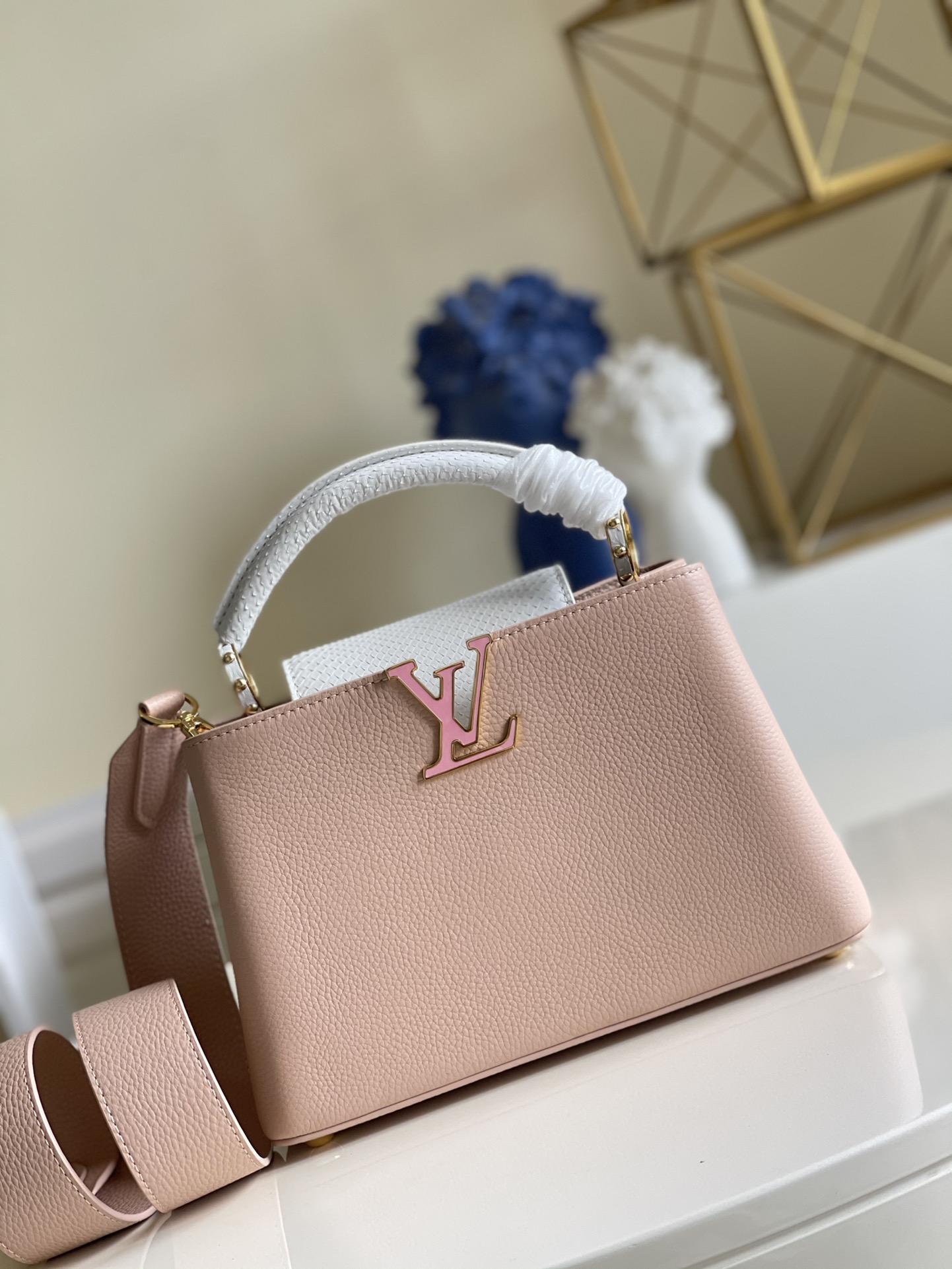 NO:396845,[Exclusive real photo N99731 small 27cm] 48865 Capucines small handbag is made of Taurillon leather and python skin, with letters embedded in quartz. The flip cover can show the elegant style of elegant leather. Size 27.0 × 20.0 × 9.0 cm, LV [original leather], louis vuitton, snakeskin19860909【独家实拍N99731小号27cm】48865本款 Capucines 小号手袋取材 Taurillon 皮革和蟒蛇皮,以石英嵌入字母.翻盖外置可展现雍容皮革的典雅格调.尺寸27.0 × 20.0 × 9.0 cm,LV【原厂皮】,louis vuitton,snakeskin,Bag