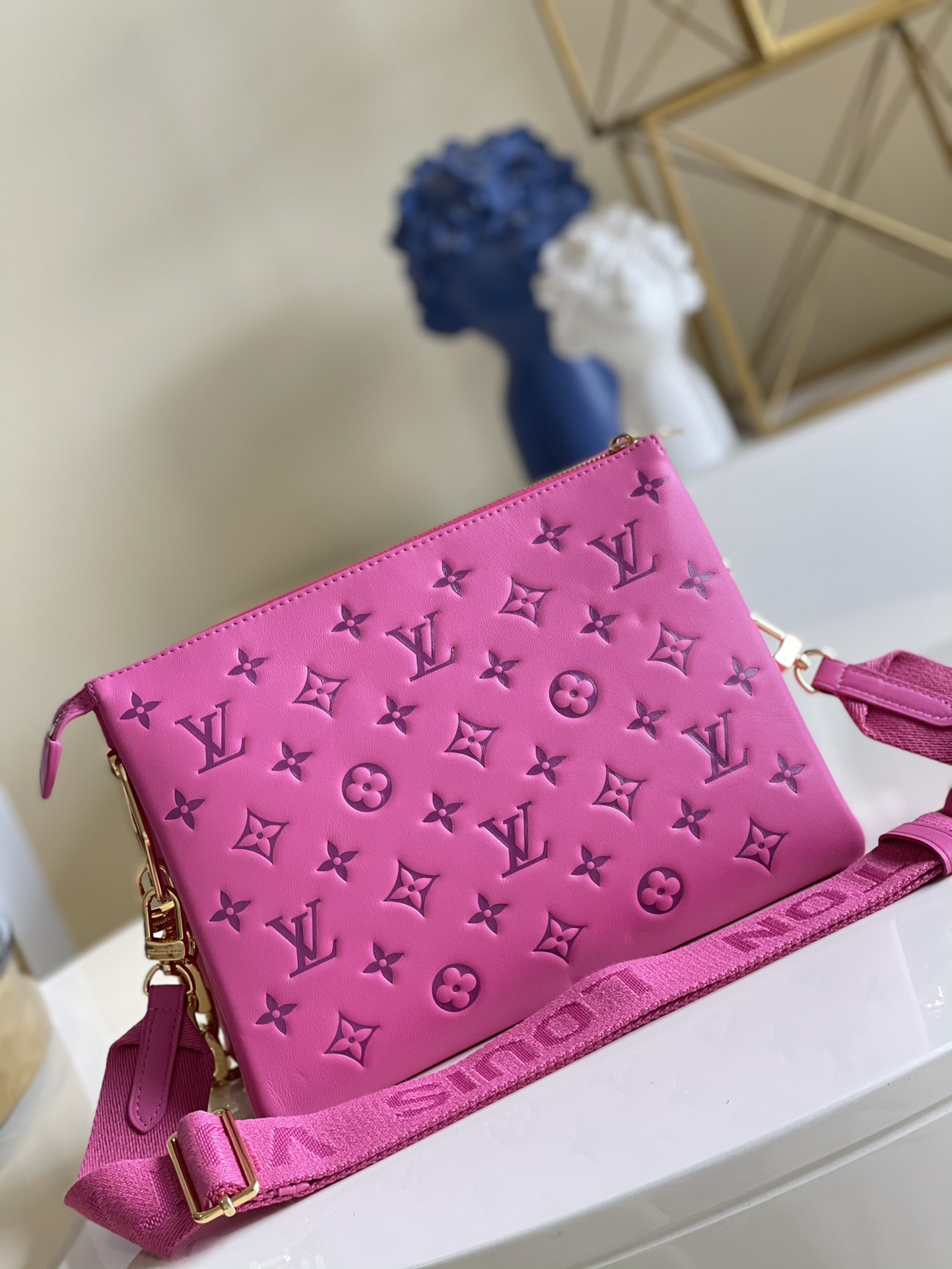 NO:396848,【Exclusive real photo M58628 rose red】This Coussin small handbag comes from the Vuittamins capsule series, embellishing the rough chain of fluffy sheepskin, expressing the Nicolas Ghesquière interpretation of confidence and joy in bright colors. It can be used for strap crossbody or as a chain bag, or can be carried under the armpit. Size 26 x 20 x 12 cm wp.950, LV [original leather], louis vuitton, sheepskin19860909【独家实拍M58628玫红】本款 Coussin 小号手袋出自 Vuittamins 胶囊系列,为蓬松绵羊皮点缀粗犷链条,以鲜明色彩道出 Nicolas Ghesquière 对自信欢悦的解读.可利用肩带斜挎或作为链条法棍包,亦可携于腋下.尺寸26 x 20 x 12 厘米 wp.950,LV【原厂皮】,louis vuitton,sheepskin,Bag