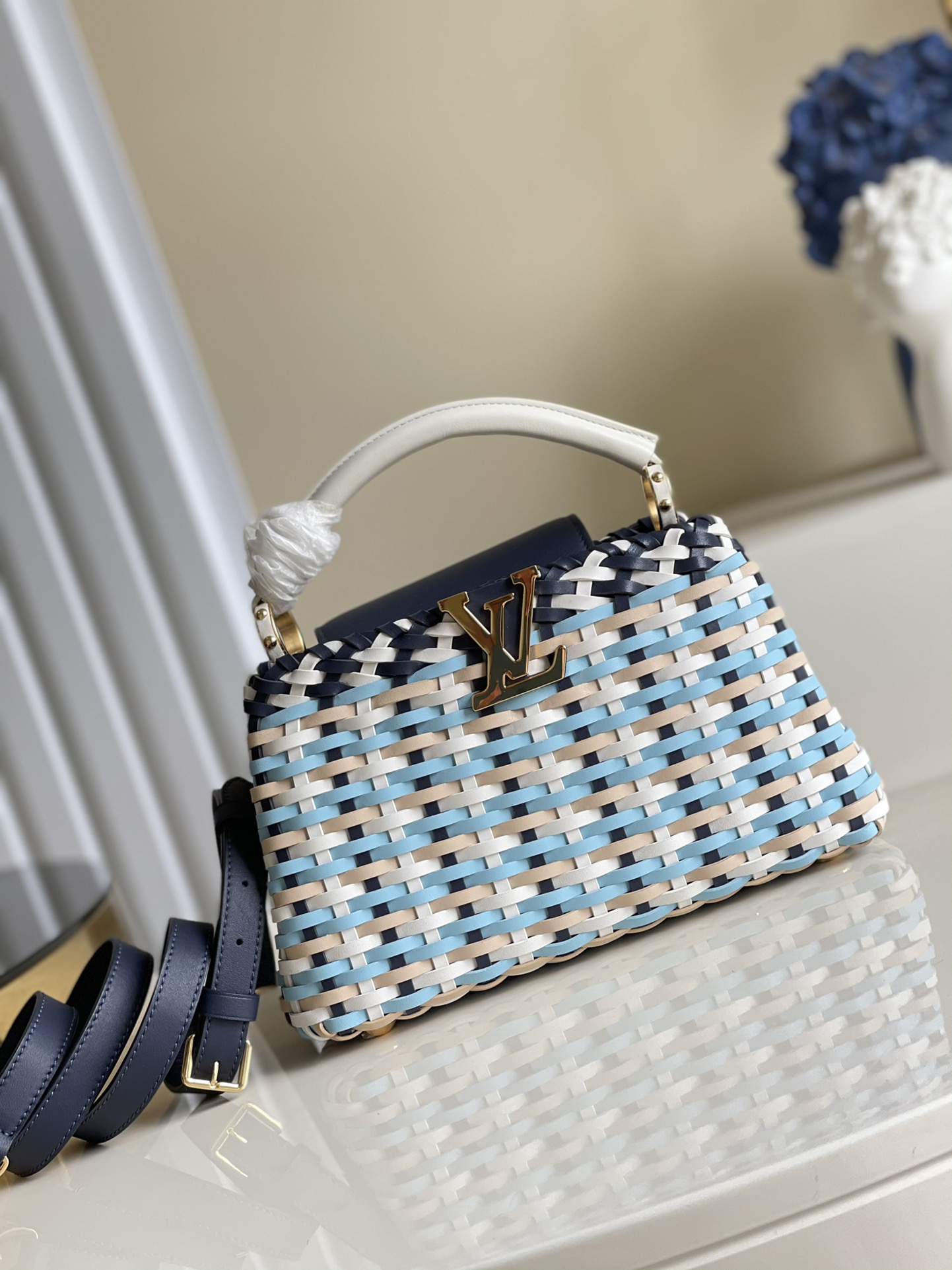 NO:396857,【Exclusive real photo M94519 small blue】M48865 small limited edition red CAPUCINES handbag fresh and French style customized bamboo and rattan weaving is fully handmade. It is launched in summer, and this handbag that will surely be popular can inject avant-garde and fashionable style into this season's style. Size27 *20*9 cm n.,LV [original leather],louis vuitton19860909【独家实拍M94519小号蓝色】M48865 小号 限量版 红色 CAPUCINES手袋 清新而富法式风情专订做竹藤编织全手工制作.于夏季推出属限量版 ,这款势必大受追捧的手袋可为今季造型注入前卫时尚风格 .size27 *20*9 cm n.,LV【原厂皮】,louis vuitton,Bag