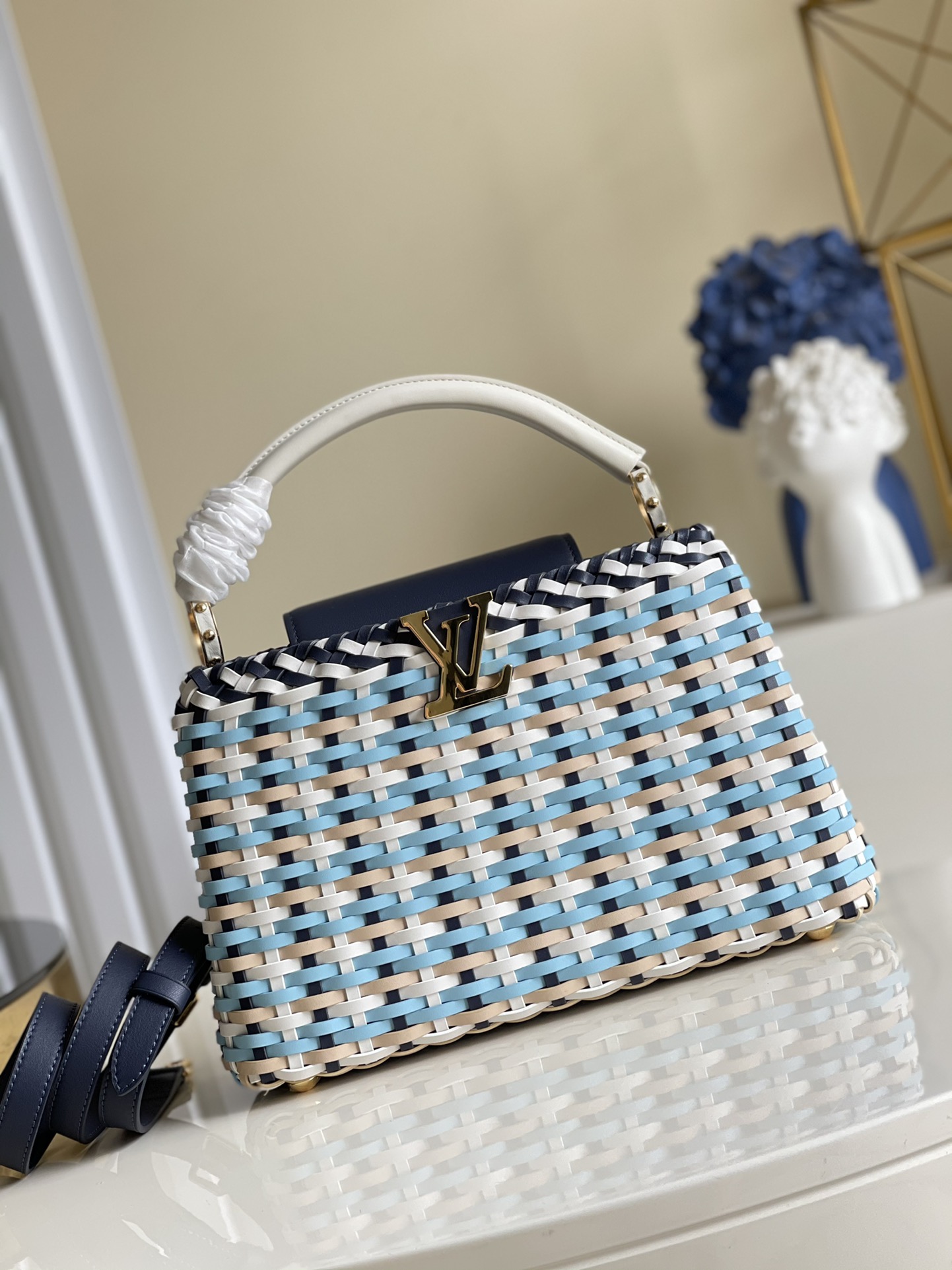 NO:396860,【Exclusive real photo M94519 medium blue】M48865 medium limited edition CAPUCINES handbag fresh and French style customized bamboo and rattan weaving is fully handmade. It is launched in summer as a limited edition, this handbag that will surely be popular can inject avant-garde and fashionable style into this season's style. Size31.5 *20*11 n.,LV [original leather],louis vuitton19860909【独家实拍M94519中号蓝色】M48865 中号 限量版 CAPUCINES手袋 清新而富法式风情专订做竹藤编织全手工制作.于夏季推出属限量版 ,这款势必大受追捧的手袋可为今季造型注入前卫时尚风格 .size31.5 *20*11 n.,LV【原厂皮】,louis vuitton,Bag