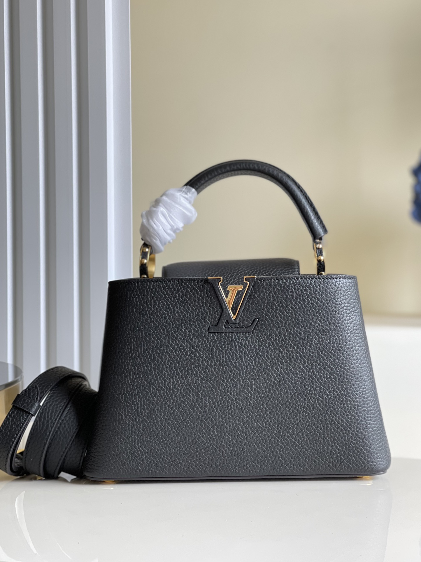 NO:396863,[Exclusive real photo M94755g color/gold buckle] CapucinesBB small upgrade board handbag. This handbag is decorated in shiny palladium and is equipped for casual shoulder back. Imported lychee pattern cowhide with pure sheepskin inner lining, paired hardware. 27X21X9cm Q.1100, LV [original leather], louis vuitton, cowhide, sheepskin19860909【独家实拍M94755克色/金扣】CapucinesBB小号升级板手袋.该款手袋采用了闪亮的钯金装饰,配有用于休闲肩背.进口荔枝纹牛皮配纯羊皮内里,对版五金.27X21X9cm Q.1100,LV【原厂皮】,louis vuitton,cowhide,sheepskin,Bag