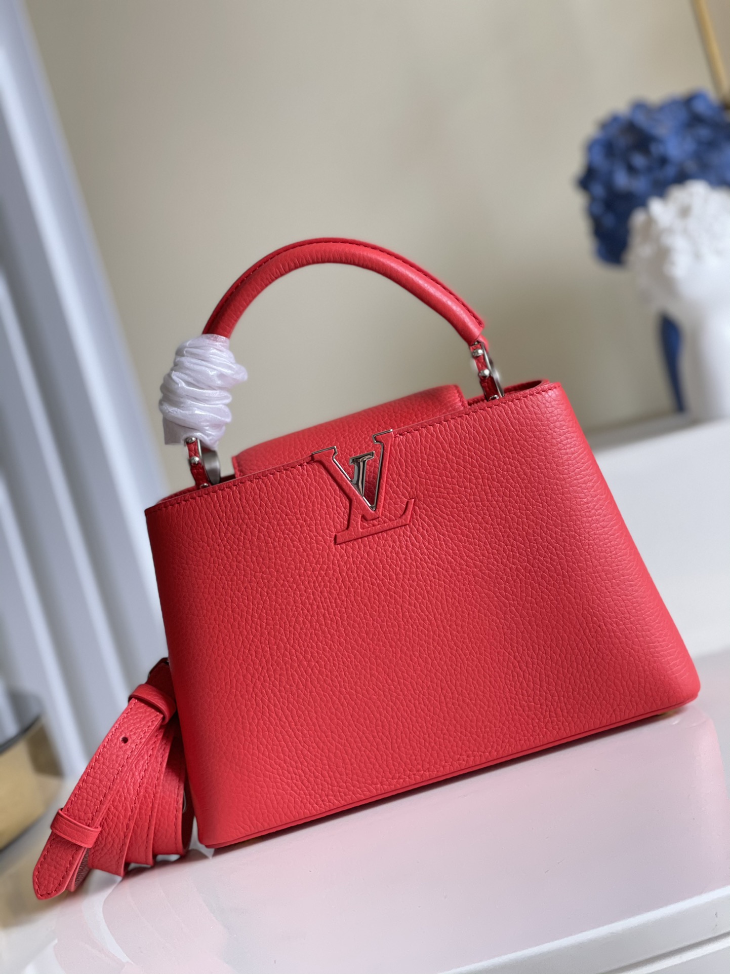 NO:396866,[Exclusive real photo of M94754 chili red and silver buckle] CapucinesBB small upgrade board handbag. This handbag is decorated in shiny palladium and is equipped for casual shoulder back. Imported lychee pattern cowhide with pure sheepskin inner lining, paired hardware. 27X21X9cm Q.1100, LV [original leather], louis vuitton, cowhide, sheepskin19860909【独家实拍M94754辣椒红银扣】CapucinesBB小号升级板手袋.该款手袋采用了闪亮的钯金装饰,配有用于休闲肩背.进口荔枝纹牛皮配纯羊皮内里,对版五金.27X21X9cm Q.1100,LV【原厂皮】,louis vuitton,cowhide,sheepskin,Bag