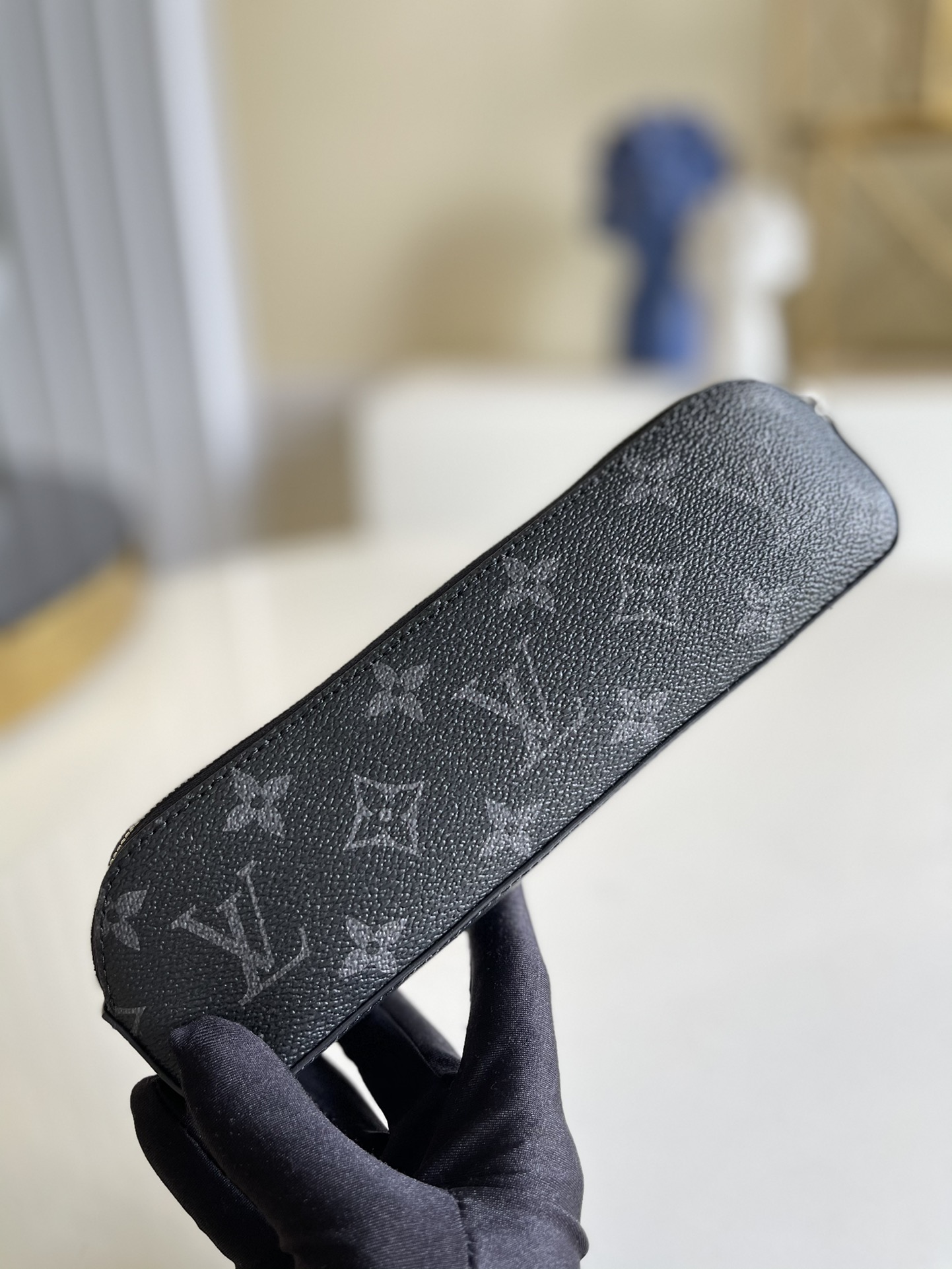 NO:396881,[Exclusive real photo of GI0009 black flower] This fun pencil bag combines a variety of Louis Vuitton iconic designs and elegant appearances, making it a worthwhile office supply. Monogram canvas, VVN embossed leather and round LV logo highlight the brand characteristics, and the vibrant color scheme adds charming glory to the desktop.i.,LV [original leather],louis vuitton,louis vuitton,louis vuitton19860909【独家实拍GI0009黑花】此款趣味十足的笔袋融合多种路易威登标志性设计与优雅外观,是一款值得拥有的办公用品.Monogram帆布、VVN压纹皮革与圆形LV标识凸显品牌特质,充满活力的配色为桌面增添迷人光彩.i.,LV【原厂皮】,louis vuitton,louis vuitton,Bag