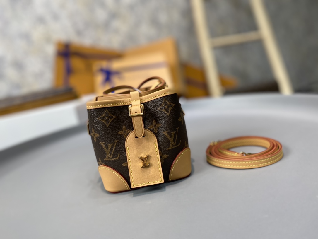 NO:176694,Retro show mini bucket M57099 arrives!  Sorry, I have been waiting for a long time, but the good product is wear-resistant, customized presbyterian fabrics are matched with new orange-brown tree paste, and the workmanship is flawless!  Welcome to compare with the quality on the market!  Size 12*12,19860909复古秀款迷你水桶 M57099到货！ 抱歉久等了but好货耐磨,订制老花面料搭配新品橙褐色树膏皮,做工手感无懈可击！欢迎与市面品质对比！ 尺寸12*12,,Bag