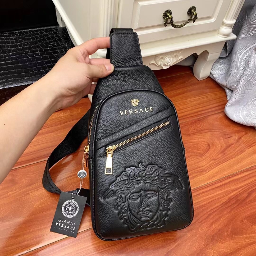-Versace❤️❤️轻便胸包!柔软牛皮大面压制经典美杜莎脸谱,时尚中透着复古的神秘,双层巨能装!贴身