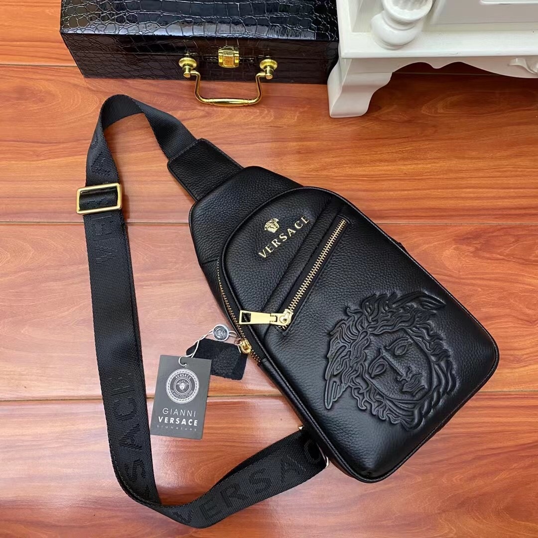 -Versace❤️❤️轻便胸包!柔软牛皮大面压制经典美杜莎脸谱,时尚中透着复古的神秘,双层巨能装!贴身