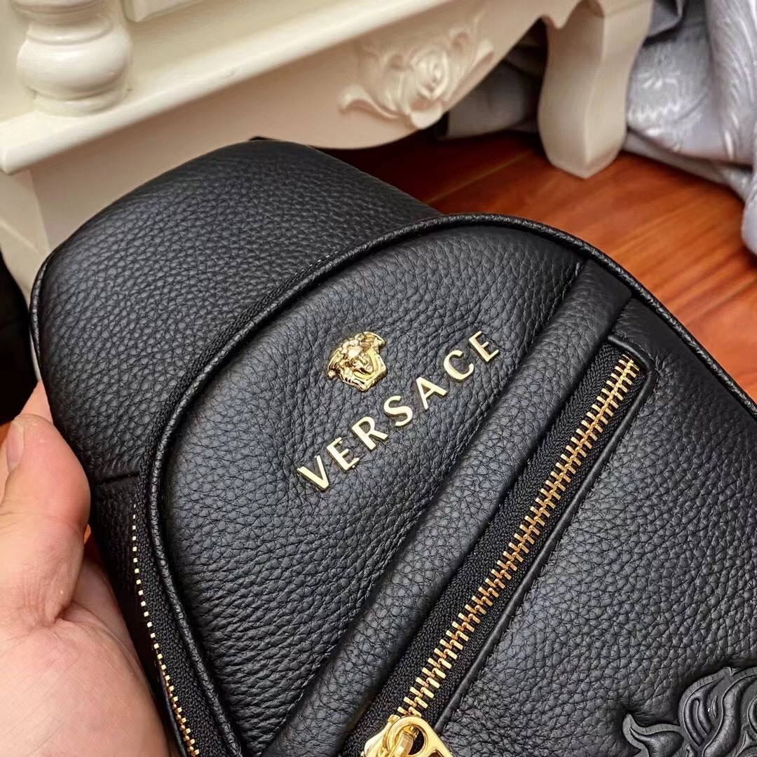 -Versace❤️❤️轻便胸包!柔软牛皮大面压制经典美杜莎脸谱,时尚中透着复古的神秘,双层巨能装!贴身