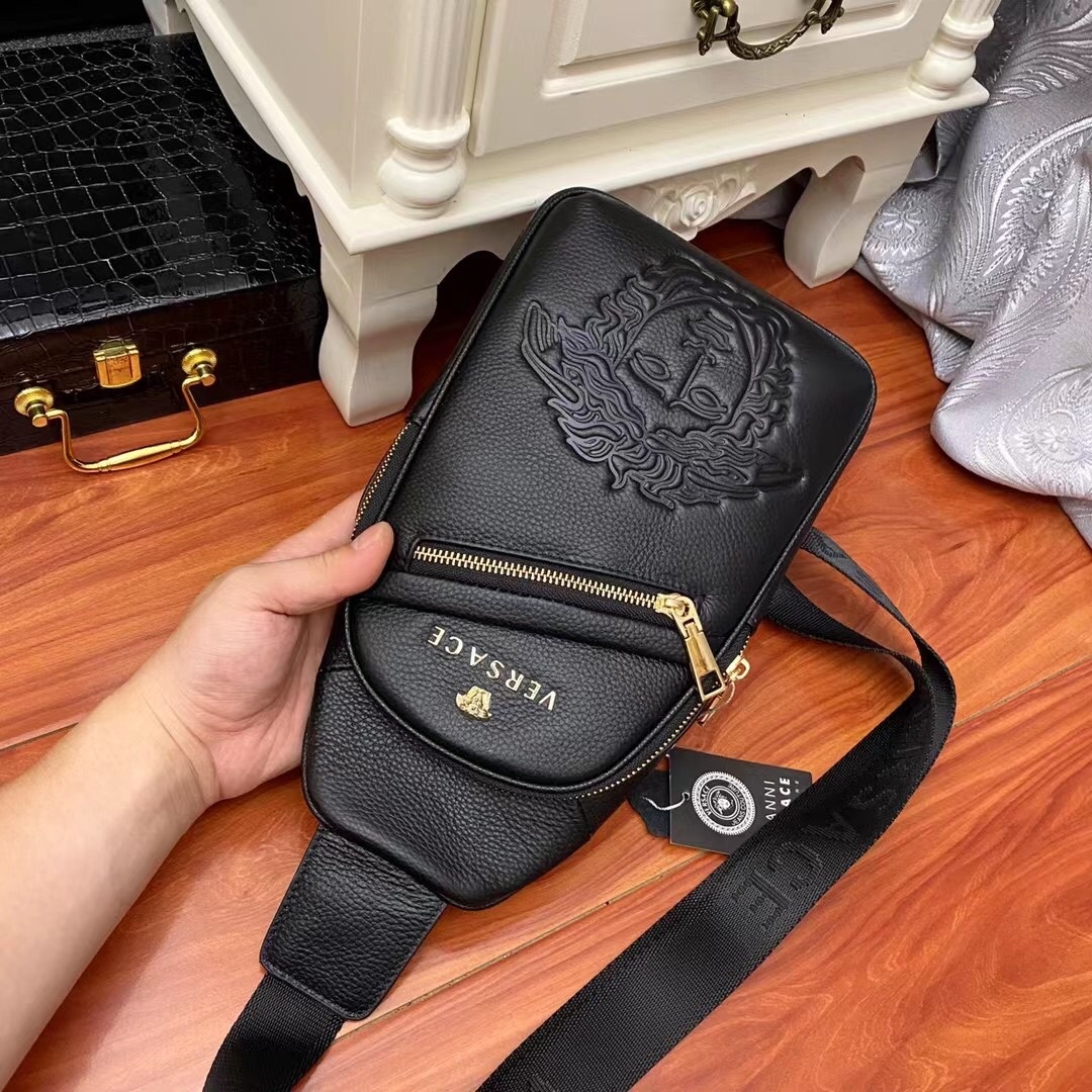 -Versace❤️❤️轻便胸包!柔软牛皮大面压制经典美杜莎脸谱,时尚中透着复古的神秘,双层巨能装!贴身