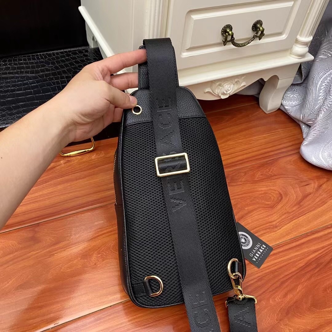 -Versace❤️❤️轻便胸包!柔软牛皮大面压制经典美杜莎脸谱,时尚中透着复古的神秘,双层巨能装!贴身