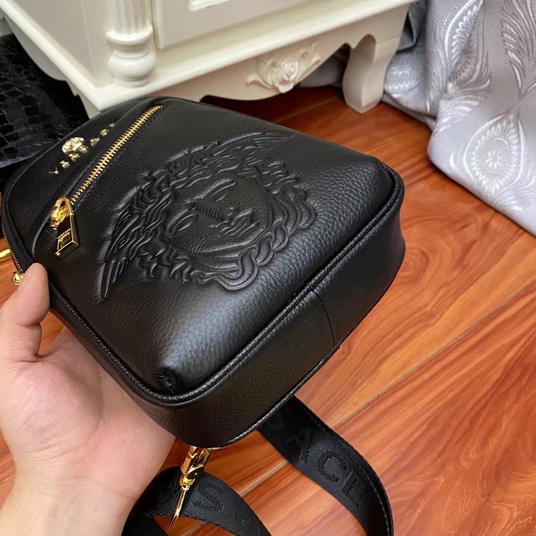 -Versace❤️❤️轻便胸包!柔软牛皮大面压制经典美杜莎脸谱,时尚中透着复古的神秘,双层巨能装!贴身