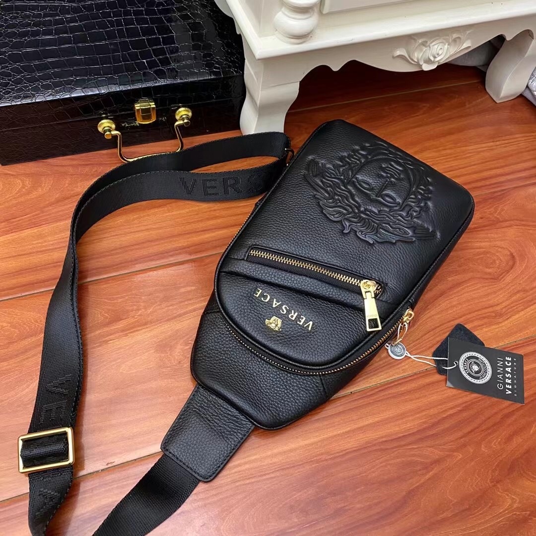 -Versace❤️❤️轻便胸包!柔软牛皮大面压制经典美杜莎脸谱,时尚中透着复古的神秘,双层巨能装!贴身