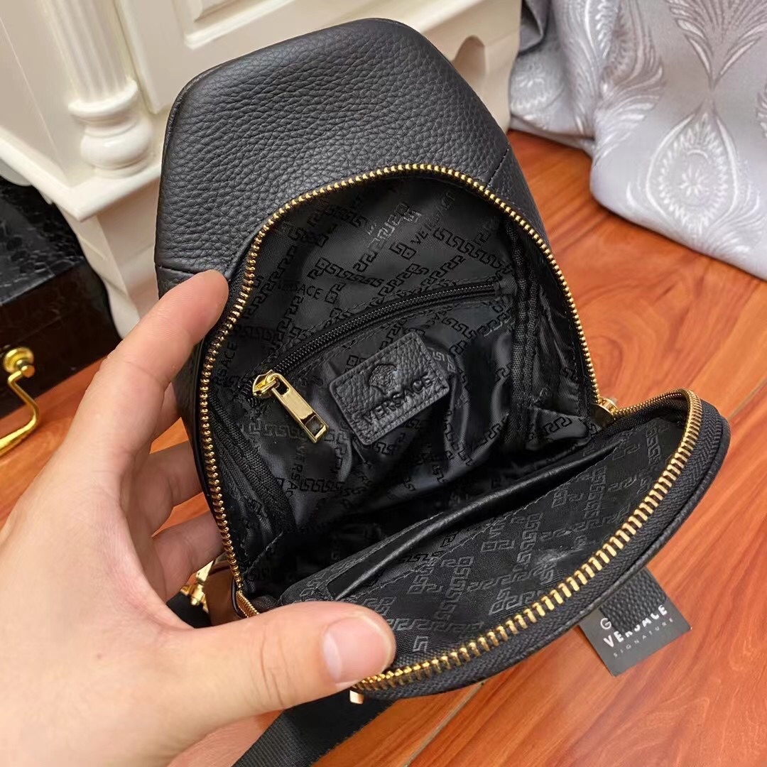 -Versace❤️❤️轻便胸包!柔软牛皮大面压制经典美杜莎脸谱,时尚中透着复古的神秘,双层巨能装!贴身