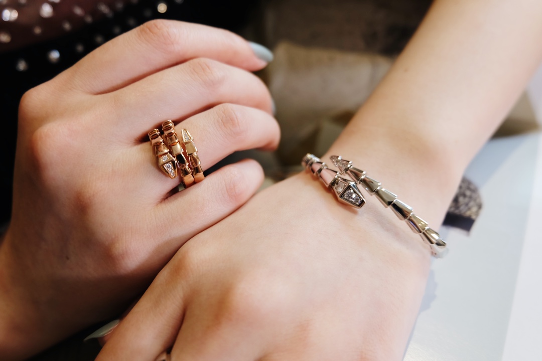 NO:633329,Spirit Snake's hands-on picture for reference, the graceful lines are lifelike, sexy and seductive curves ~ I can only say that it is so beautiful. It is particularly eye-catching when paired with jewelry of any size. The year-end heavyweight model, purely handmade jewelry, the price is not too high, Cardia high-end jewelry19860909灵蛇 上手图参考,优美的线条栩栩如生,性感、诱惑的曲线～只能说太漂亮了搭配任何大小珠宝都特别抢眼, 年末重磅款,纯手工制作的珠宝,价格不要太好哦,,卡迪亚高端饰品,Jewelry