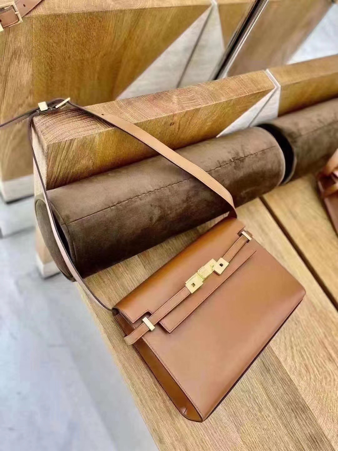 Ysl 𝑴𝒂𝒏𝒉𝒂𝒕𝒕𝒂𝒏 29CM曼哈顿法棍包 579271焦糖色牙签纹金扣